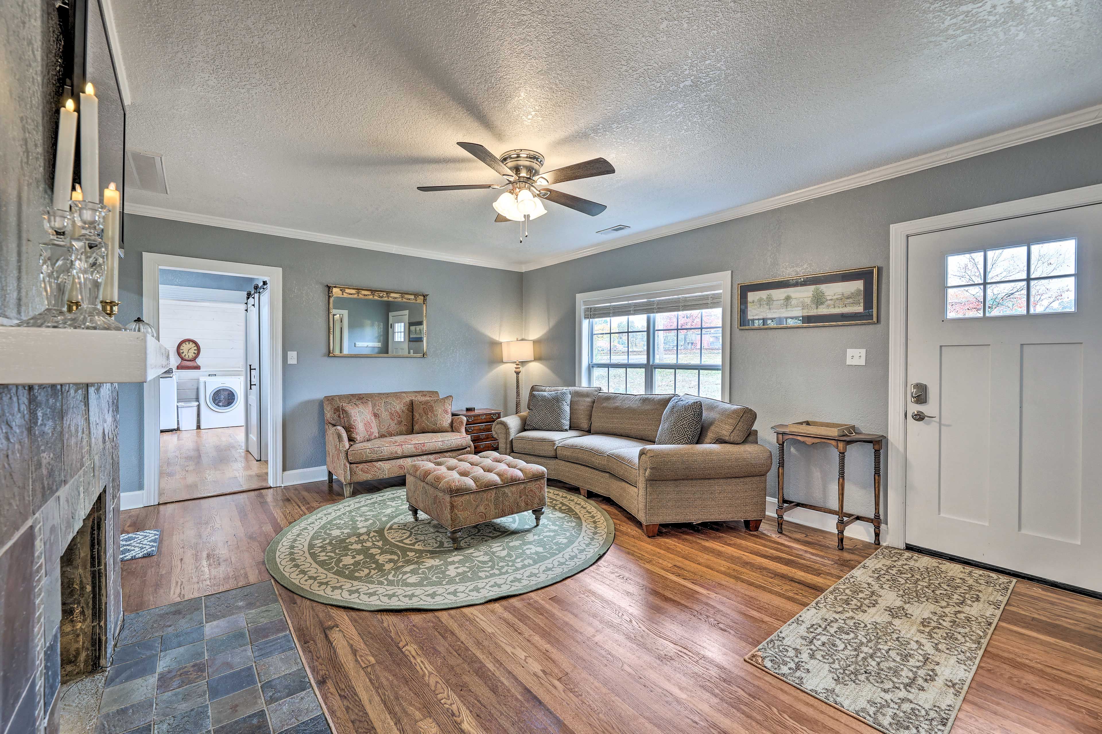 Front Room | Main Floor | Smart TV | Free WiFi | Central A/C & Heating