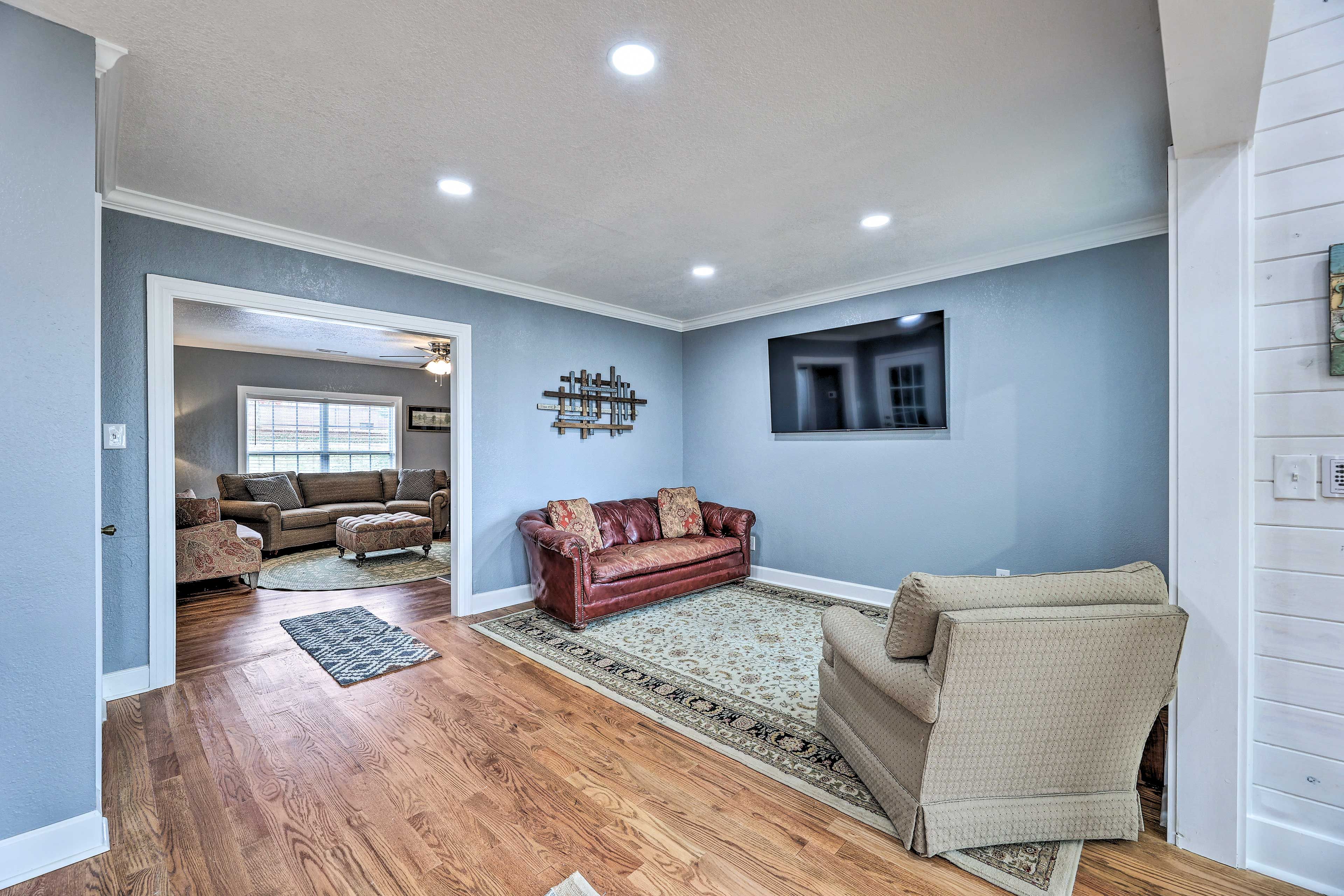 Sitting Area | Main Floor | Smart TV w/ Cable