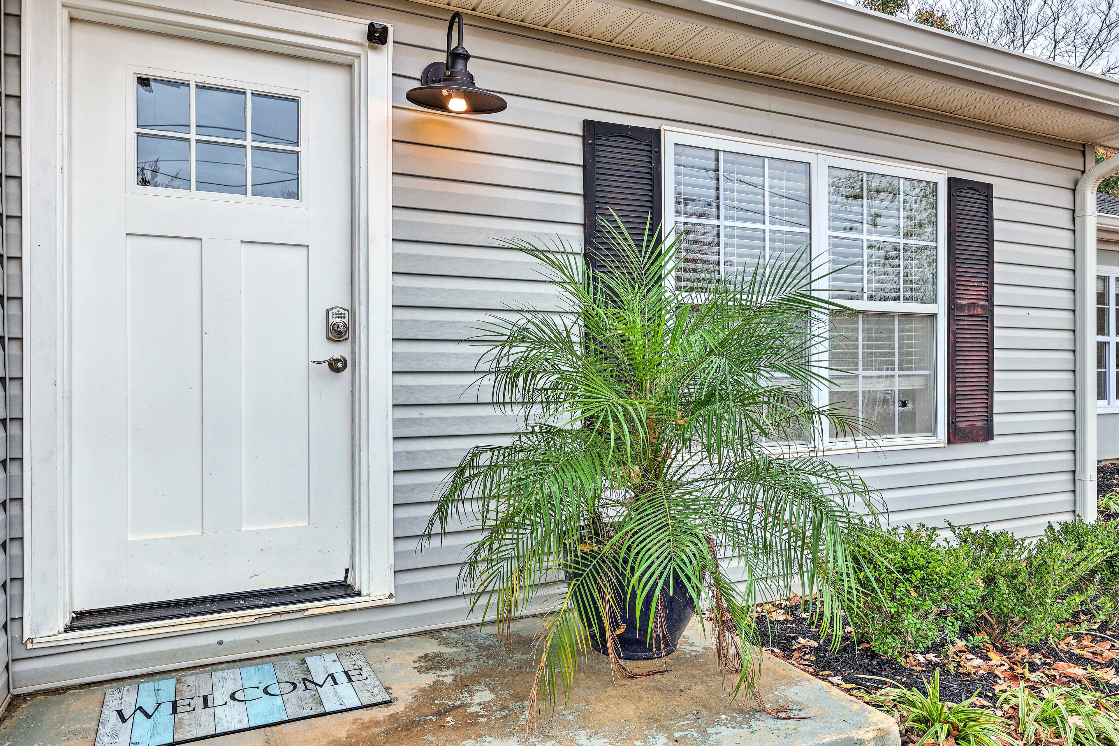 Property Exterior | Parking Lot (First-Come, First-Served)
