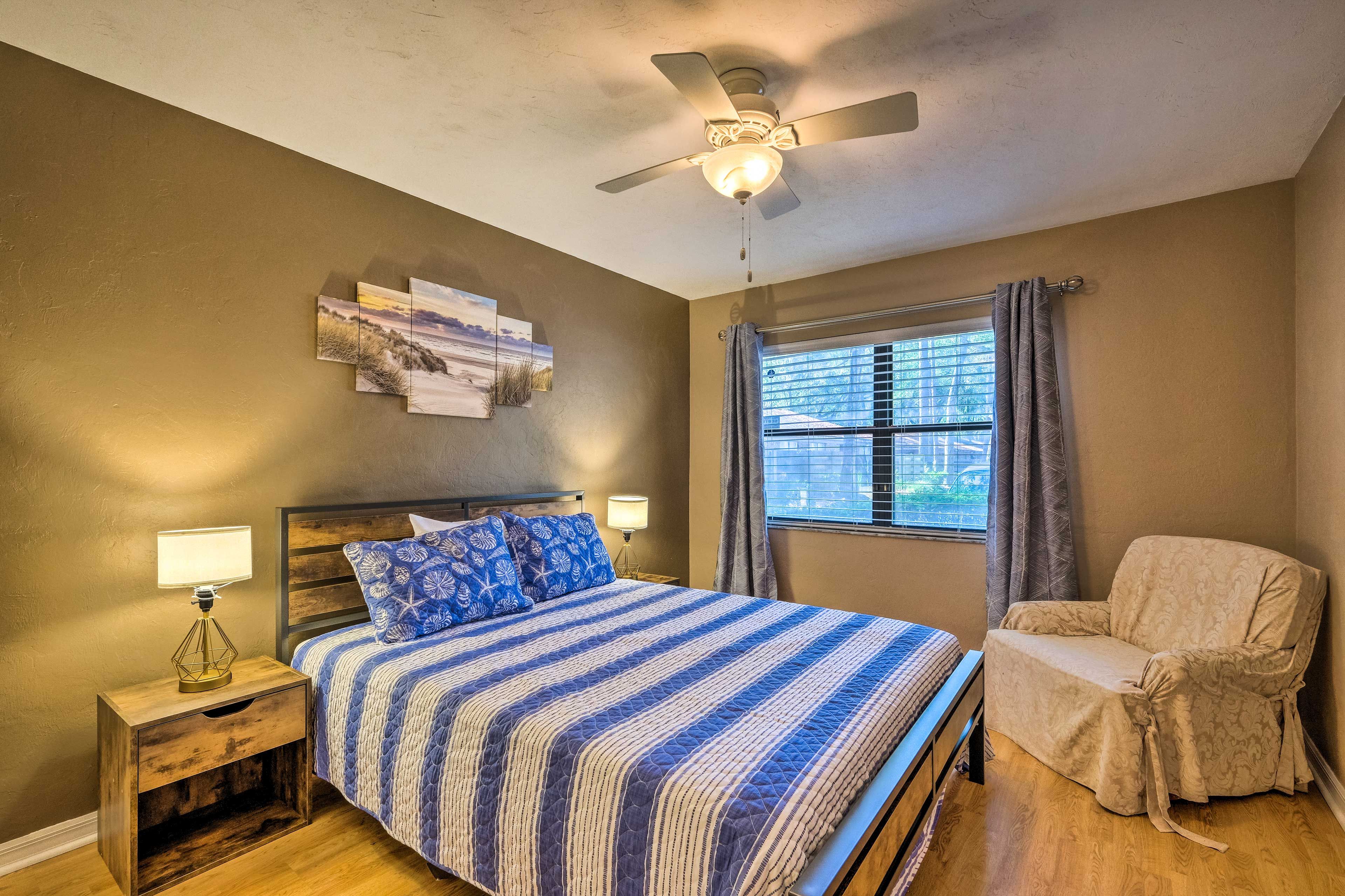 Bedroom 1 | Queen Bed