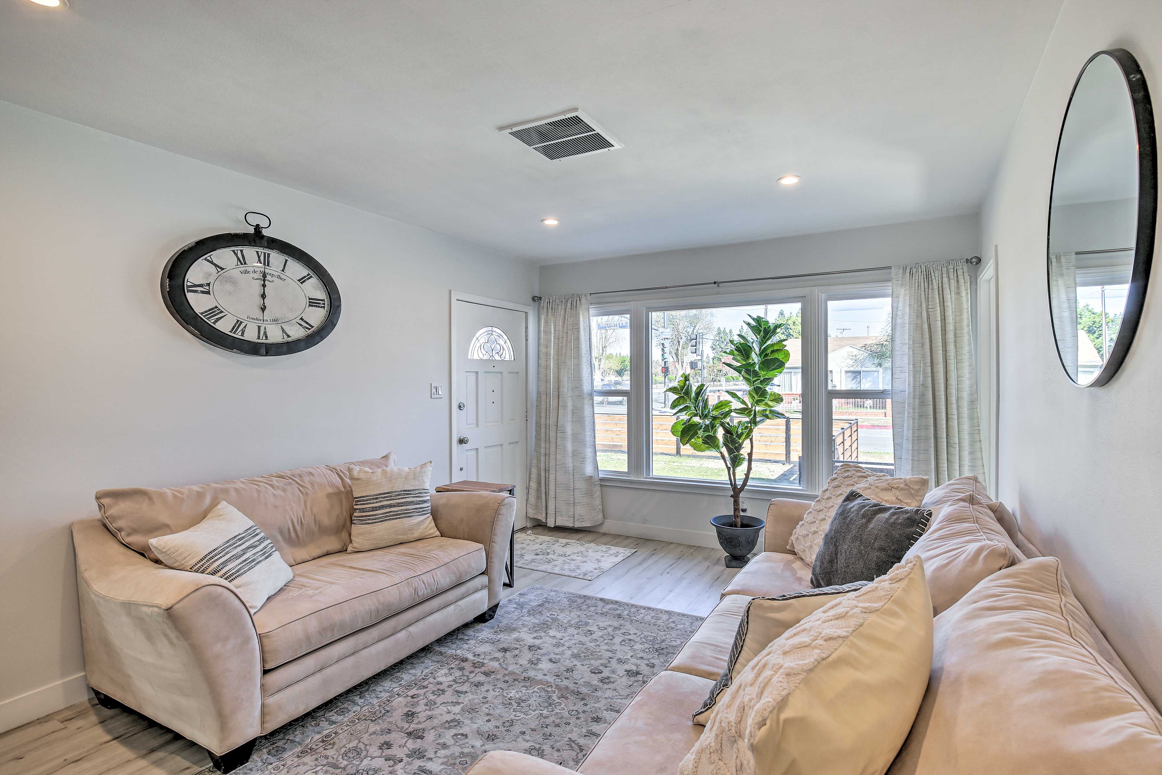 Living Room | Main Floor | Central Air Conditioning | Smart TV
