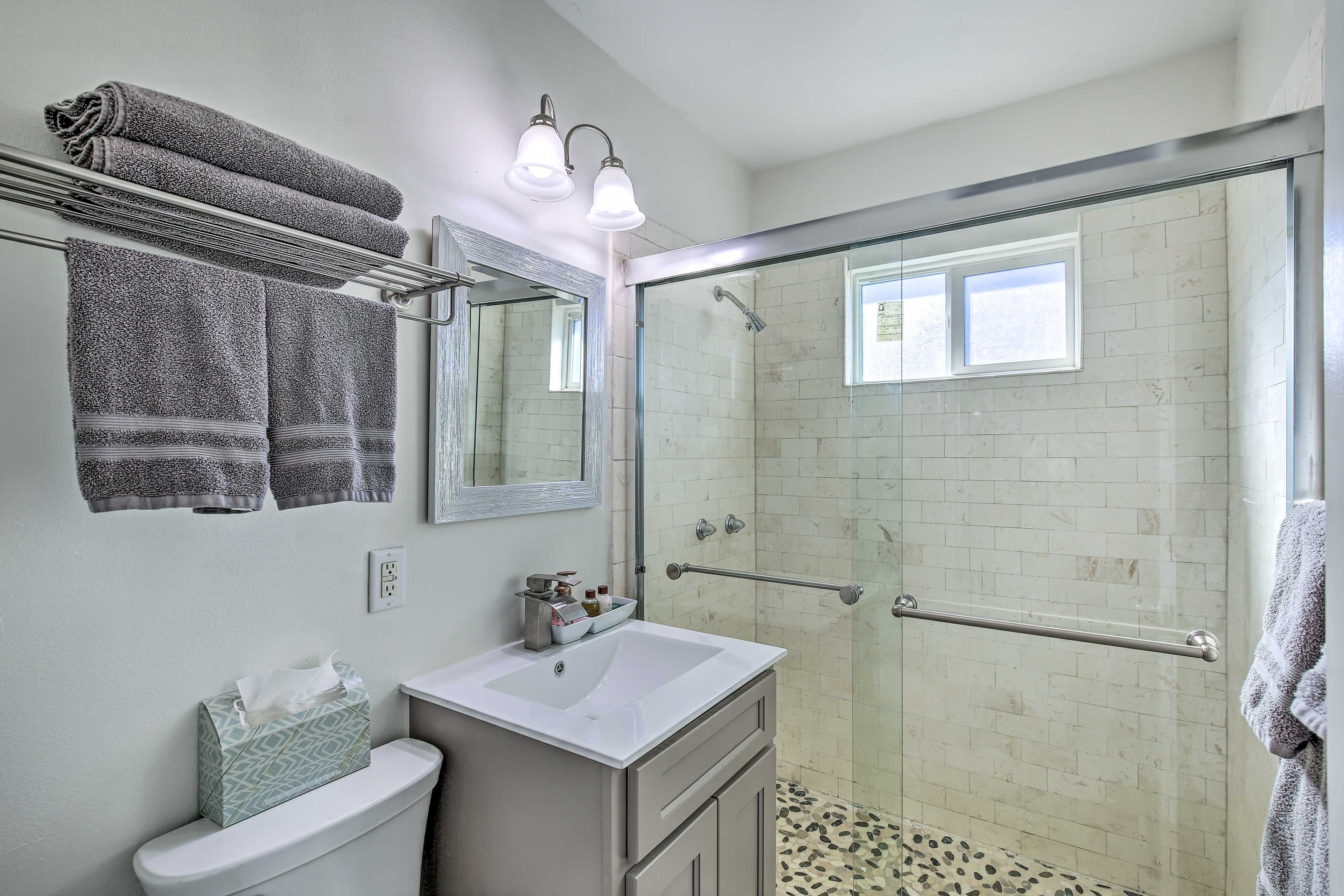 Full Bathroom | Complimentary Toiletries