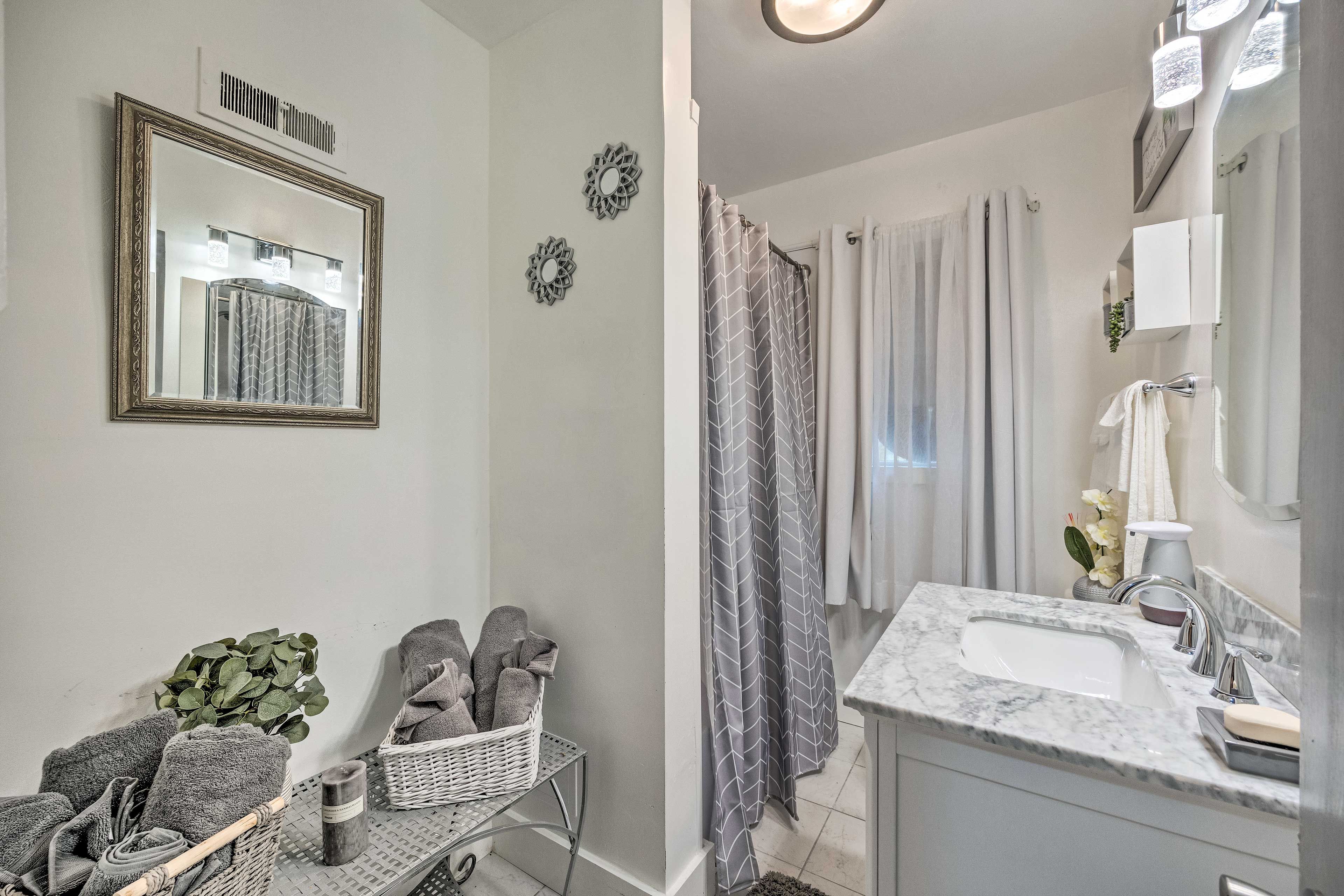 Full Bathroom | Complimentary Toiletries