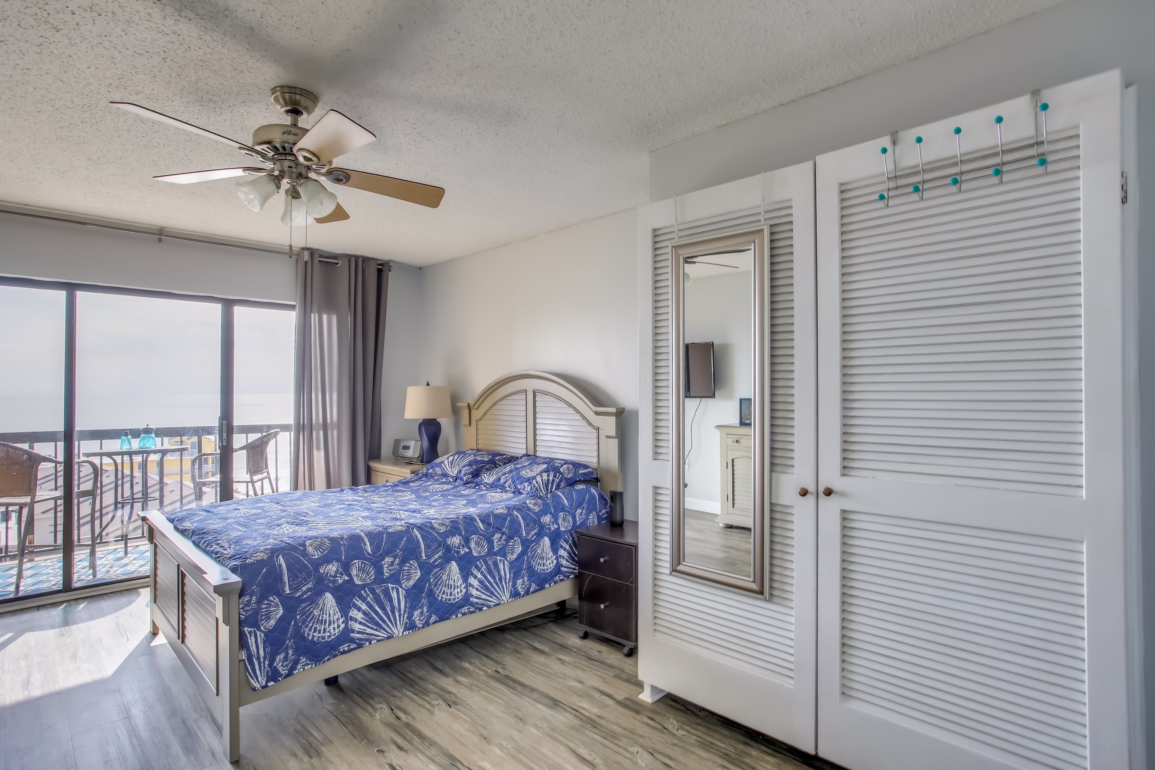 Bedroom | Full Bed | Smart TV w/ Cable
