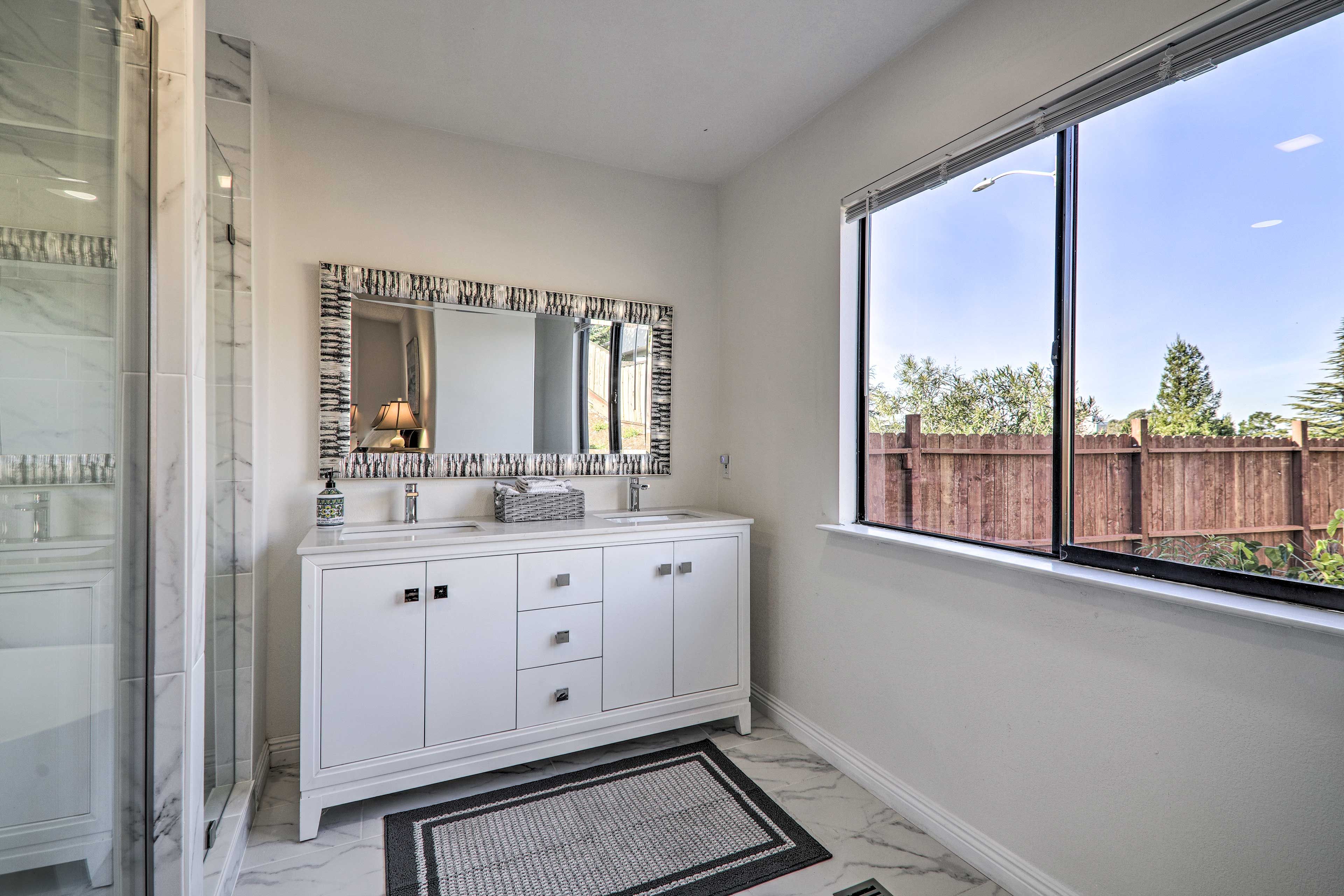 Full Bathroom | Towels Provided | Soaking Tub