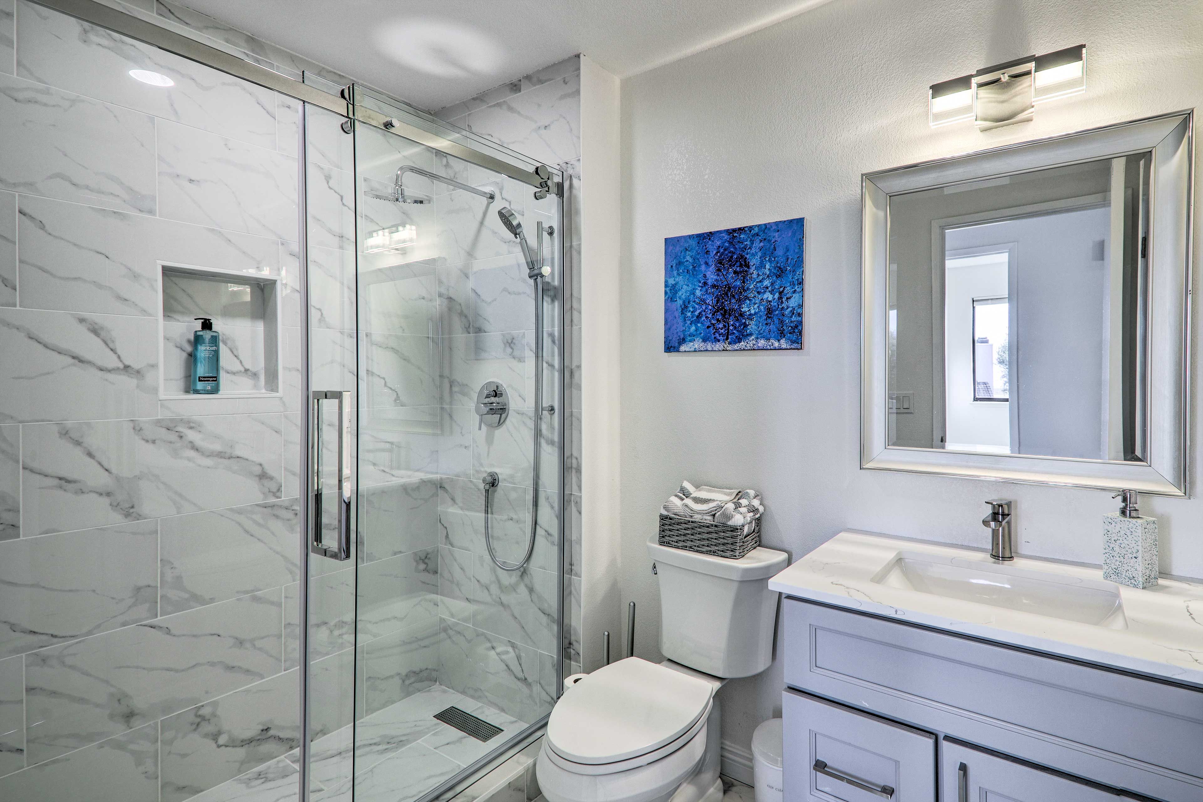 Full Bathroom | Complimentary Toiletries | Hair Dryer