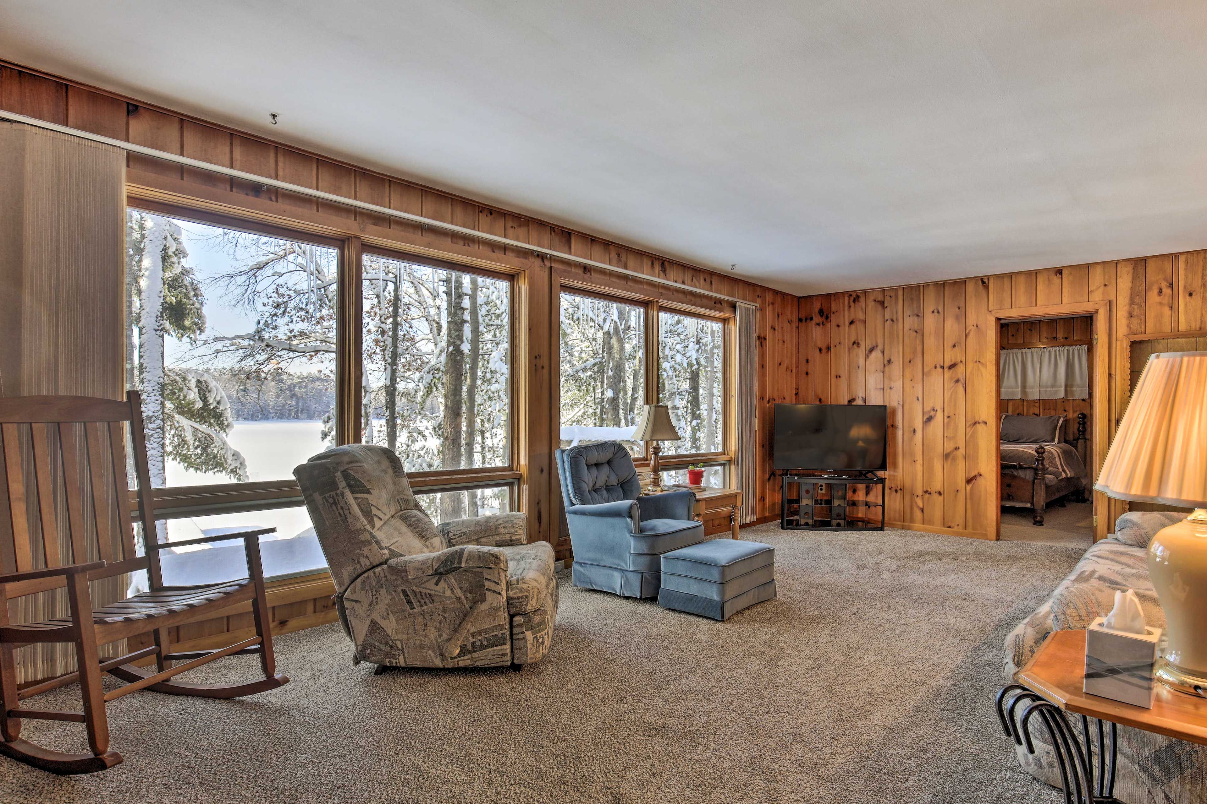 Living Area | Free WiFi | A/C Units | Electric Heat | Smart TV | Fireplace