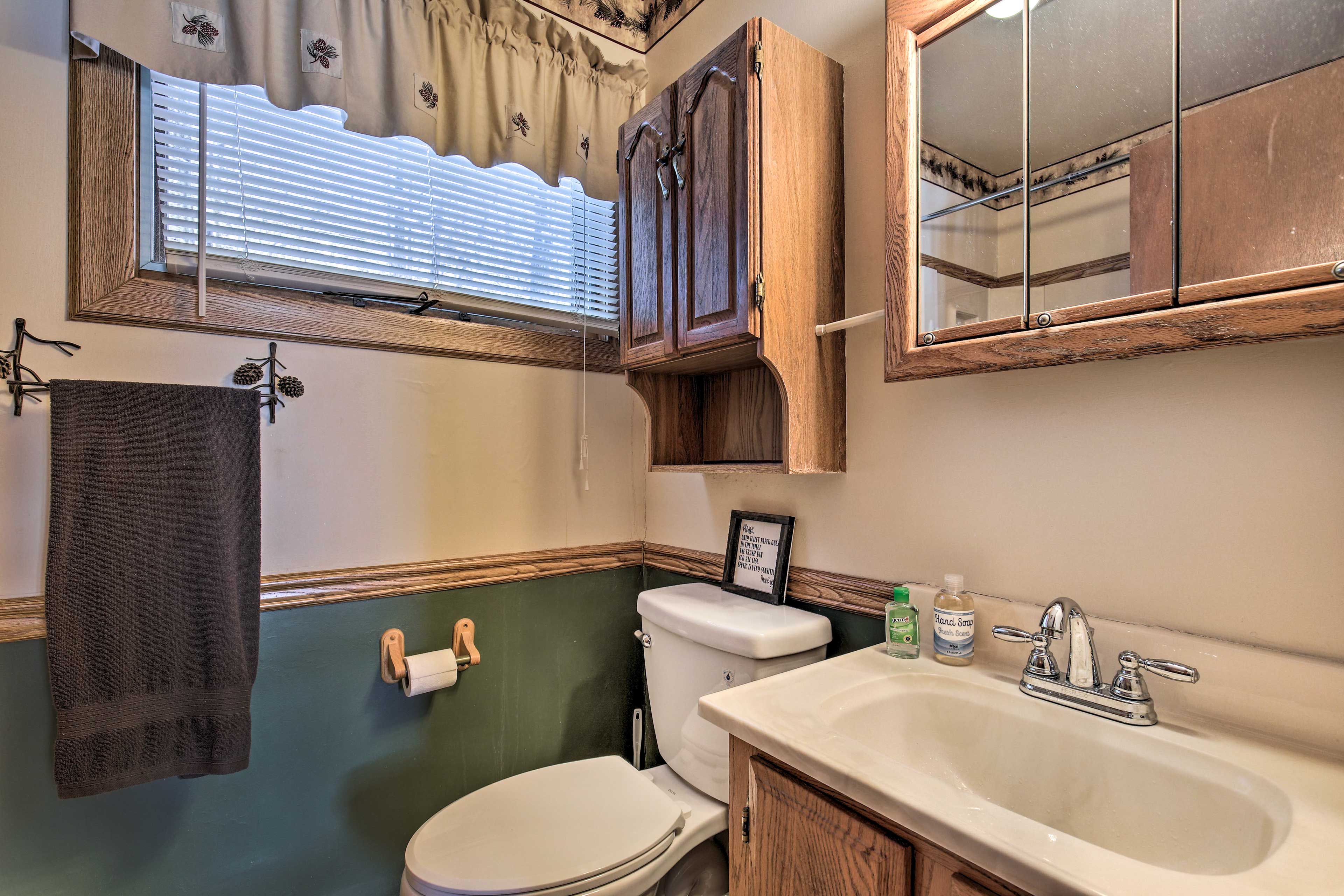 Full Bathroom | Towels Provided