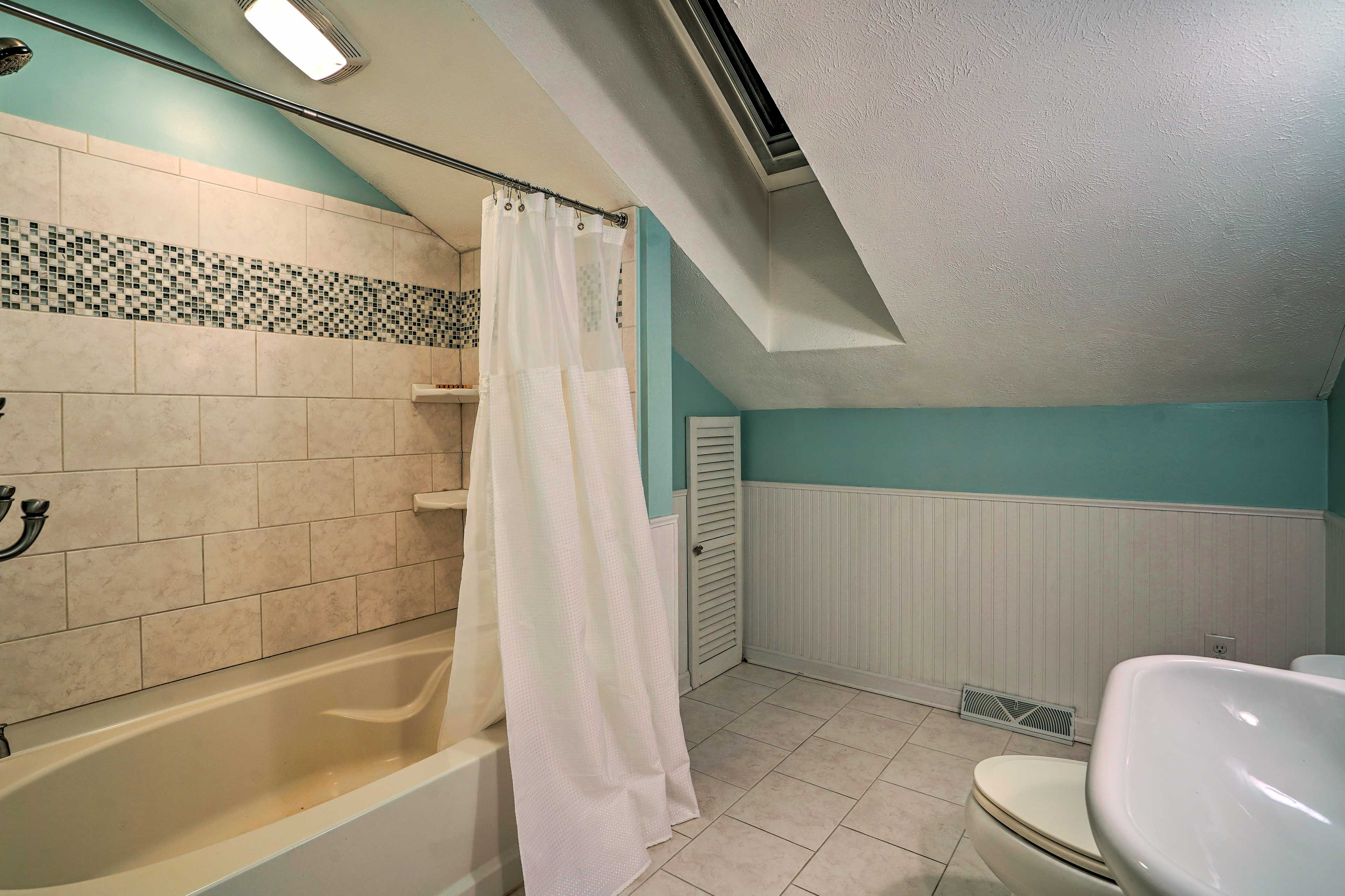 Full Bathroom | 2nd Floor | Complimentary Toiletries