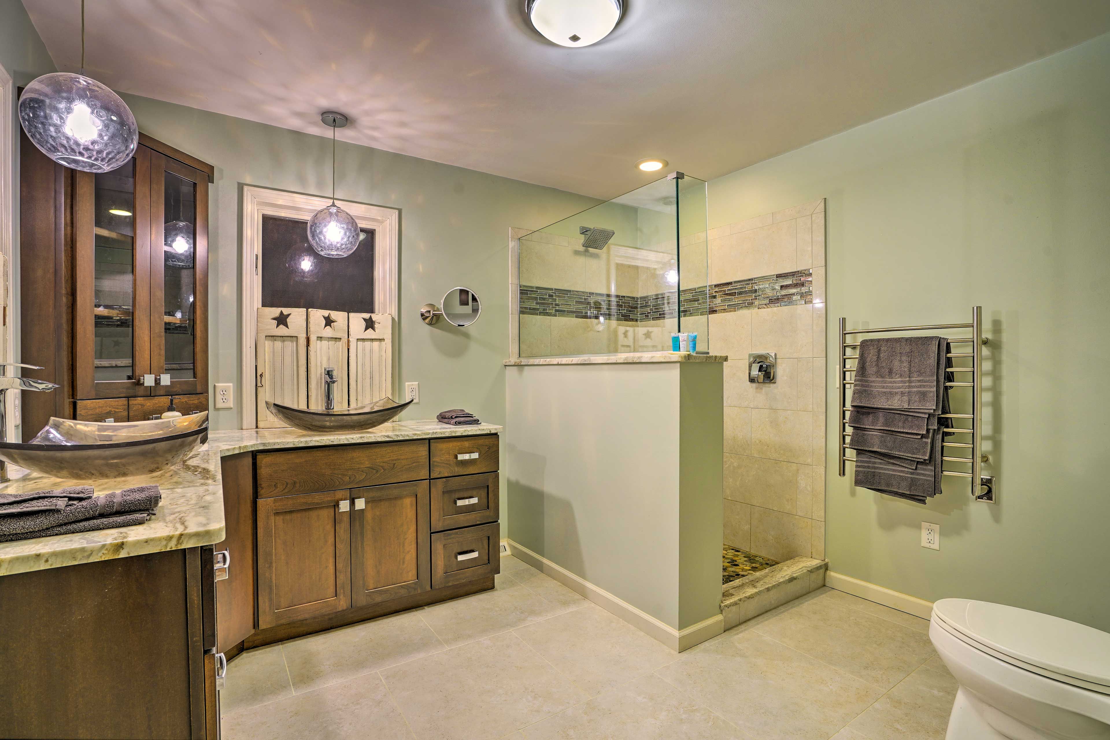 En-Suite Bathroom | Towels Provided