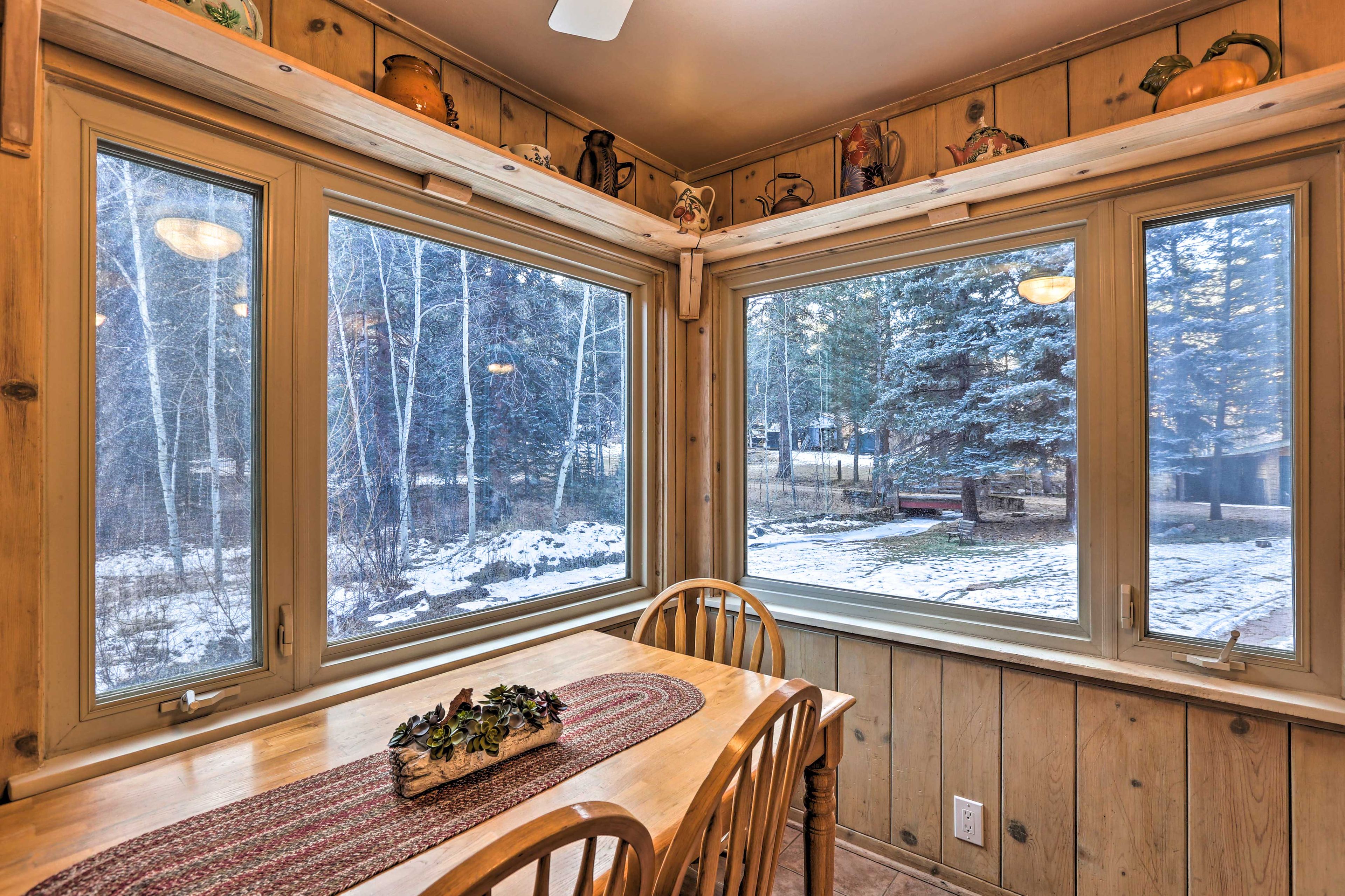 Dining Area | Dishware & Flatware Provided