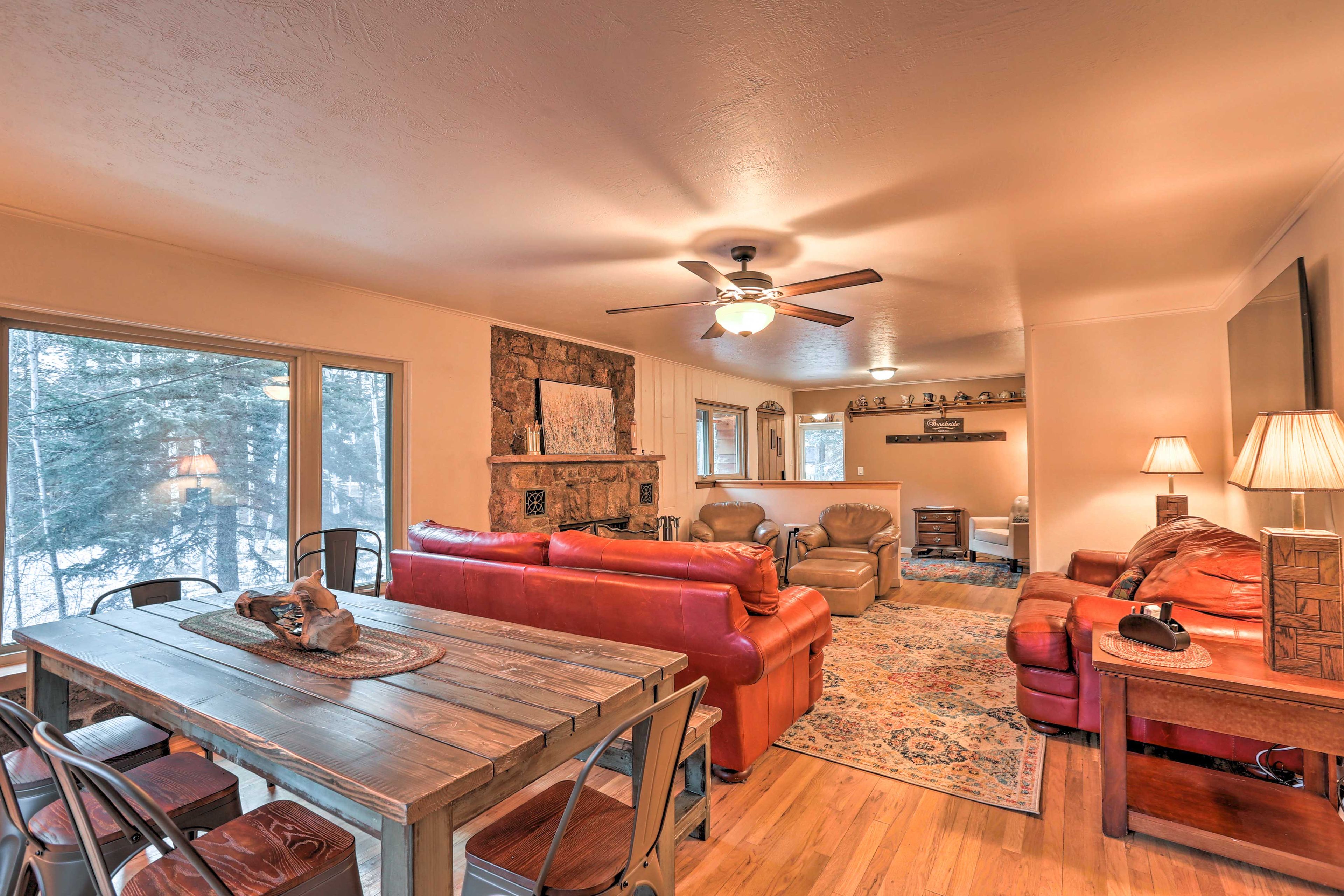 Dining Area | Living Room | Smart TV