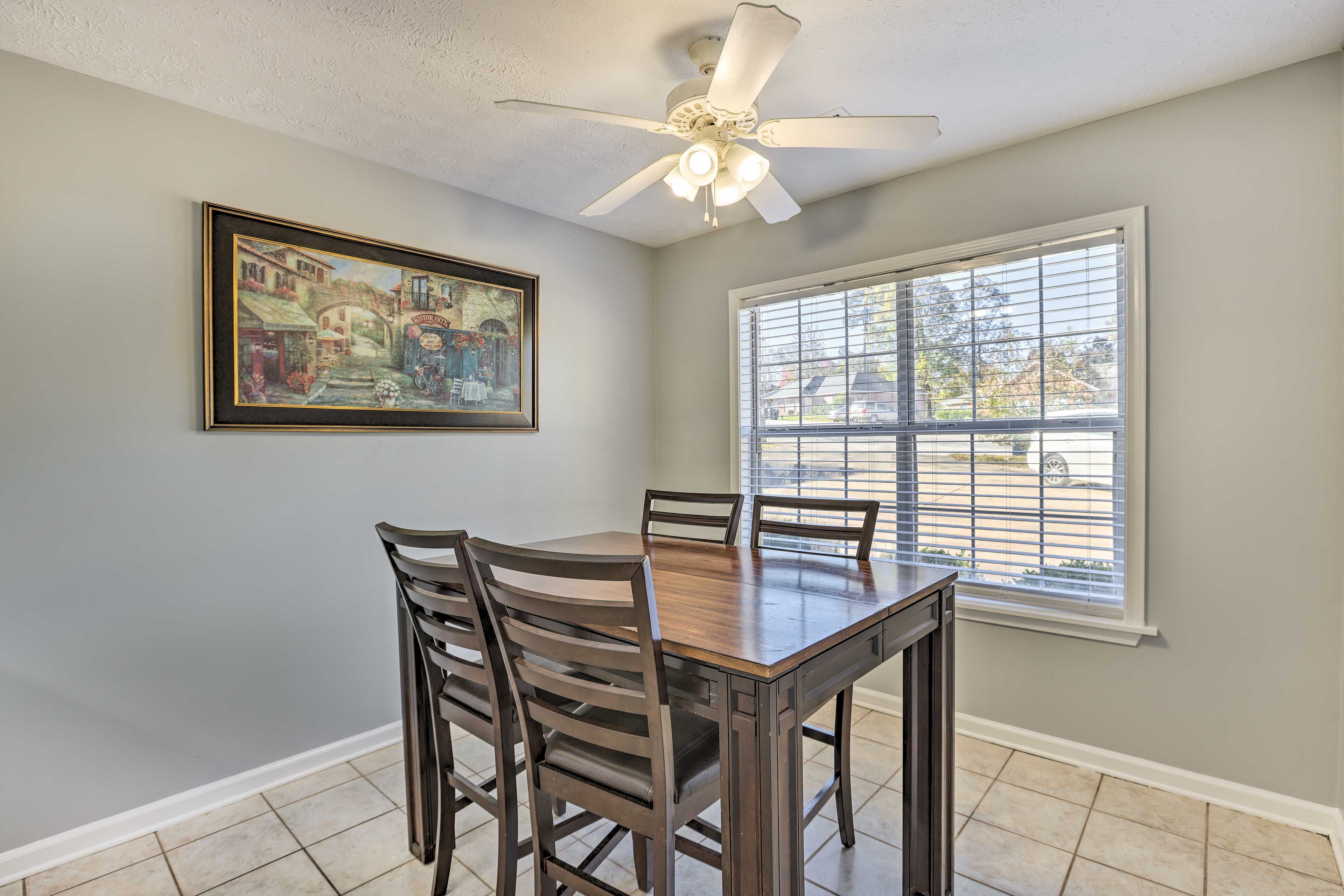 Dining Area | Dishware & Flatware Provided