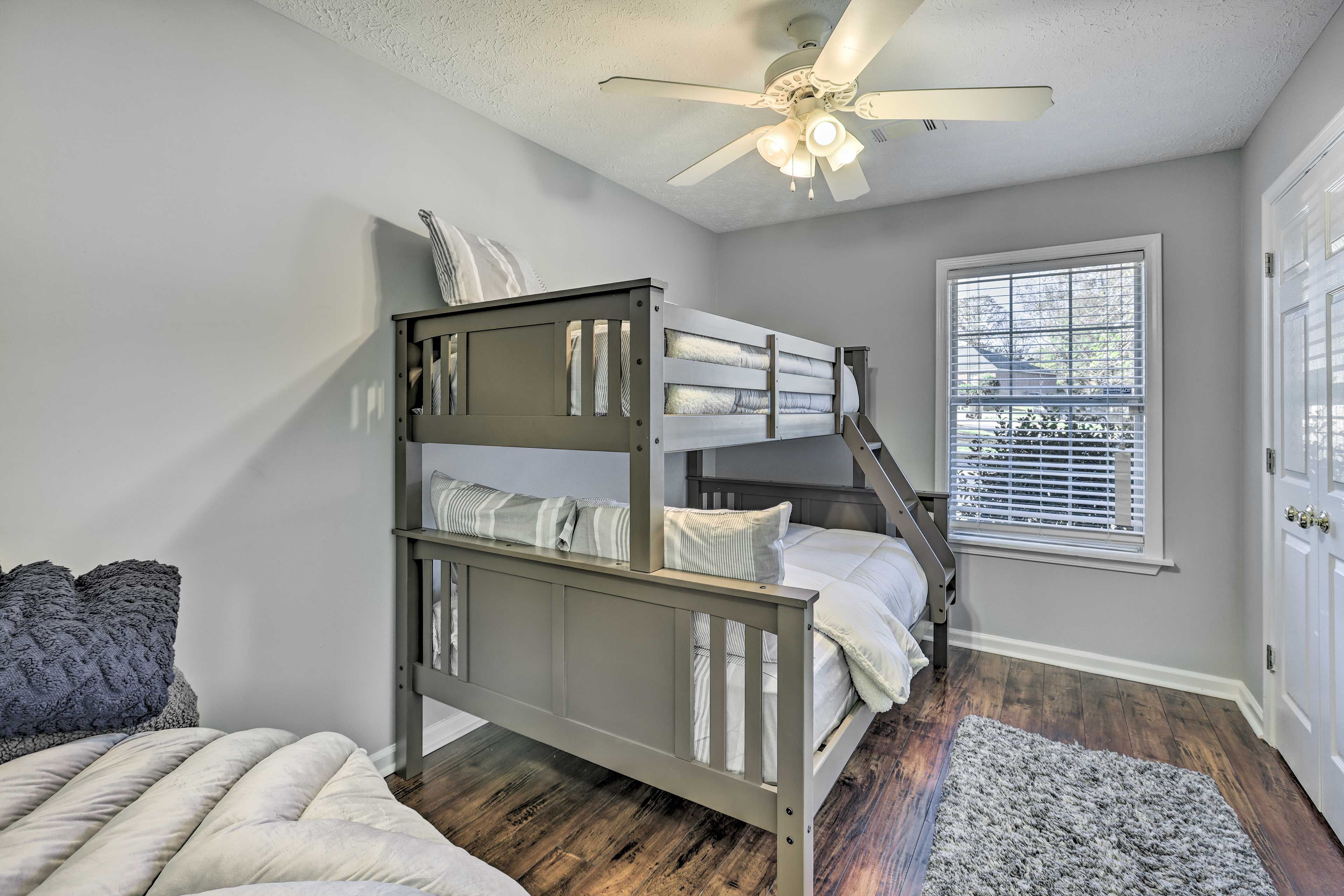 Bedroom 3 | Twin/Full Bunk Bed