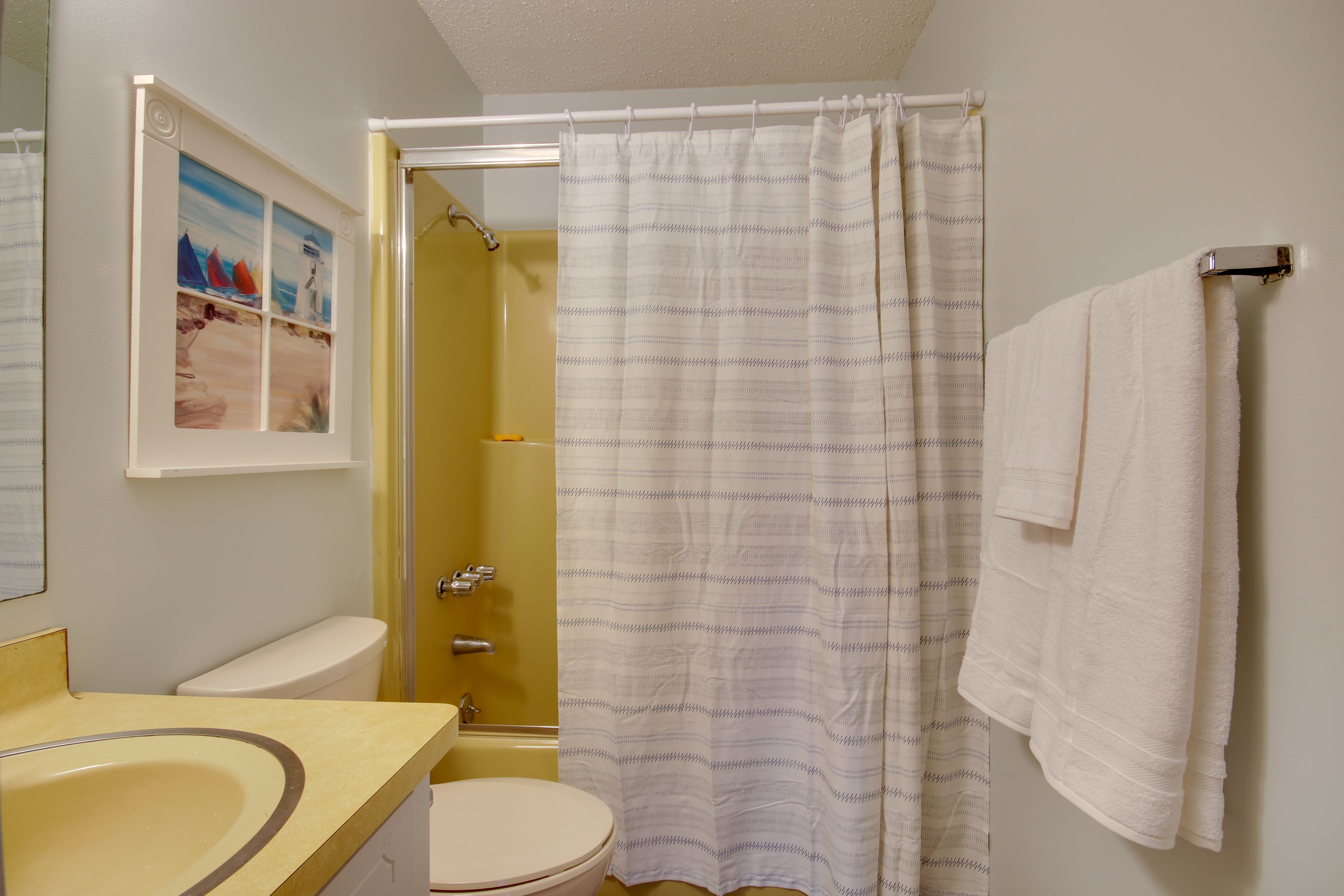 Full Bathroom | Towels Provided