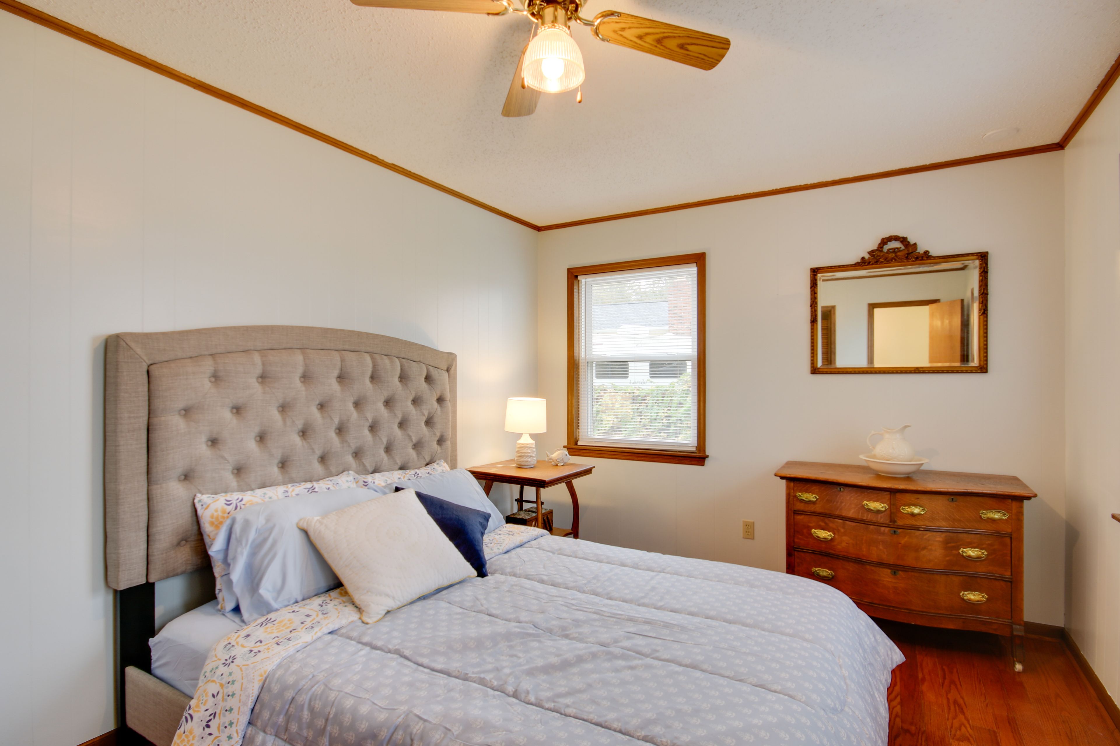 Bedroom 1 | Queen Bed