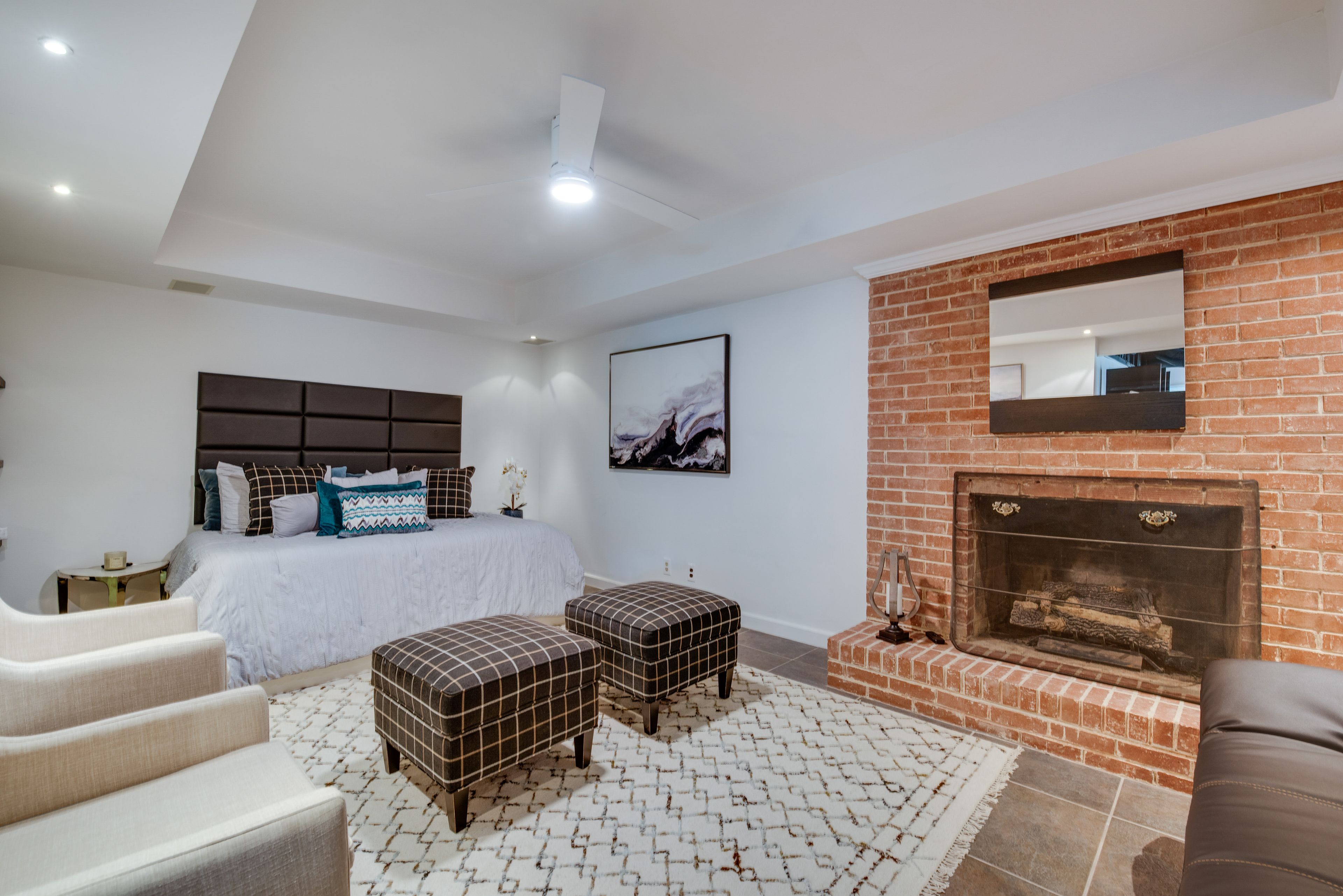Downstairs Lounge | Queen Daybed | Futon | Smart TV | Bar Area