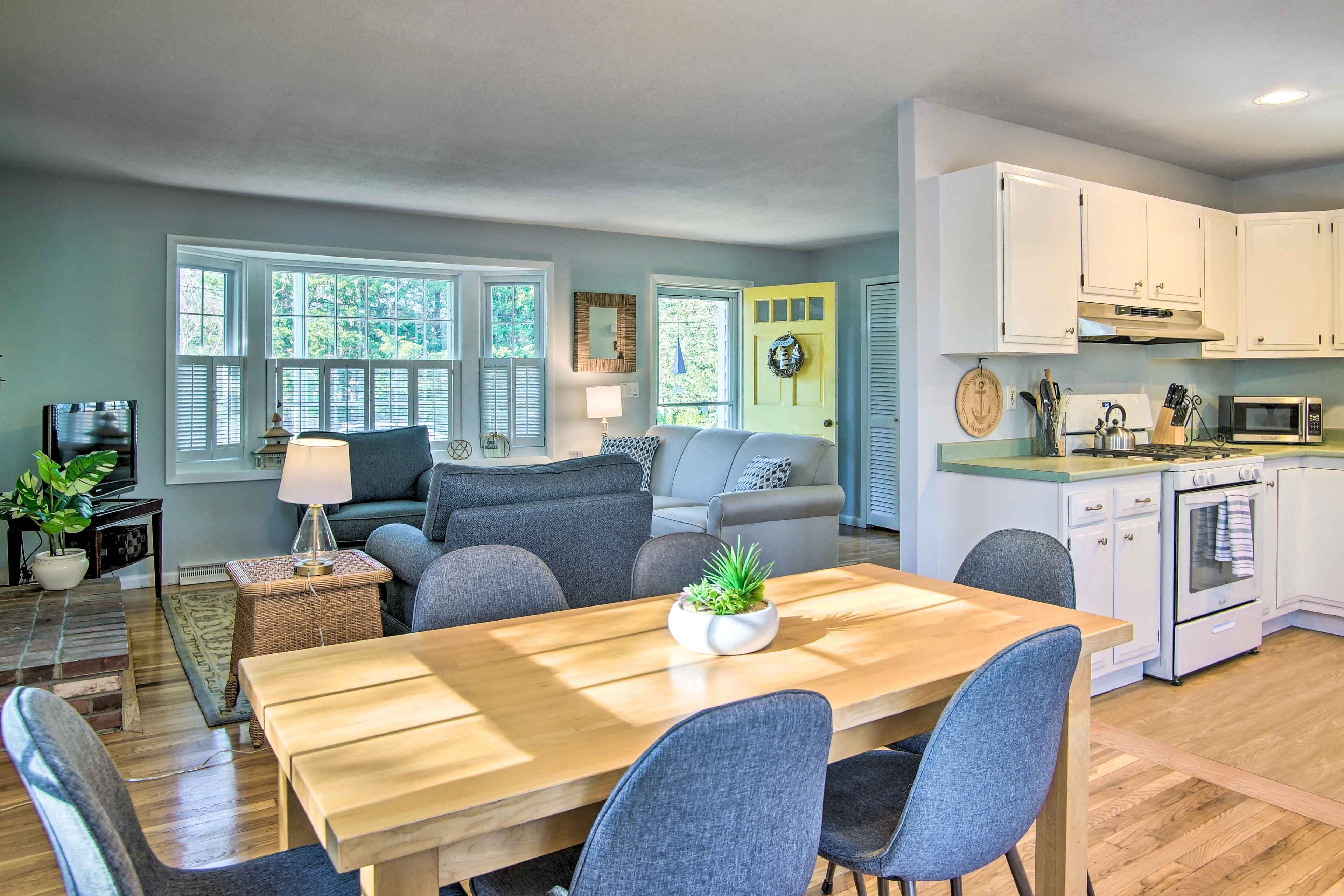 Dining Area | Dishware & Flatware