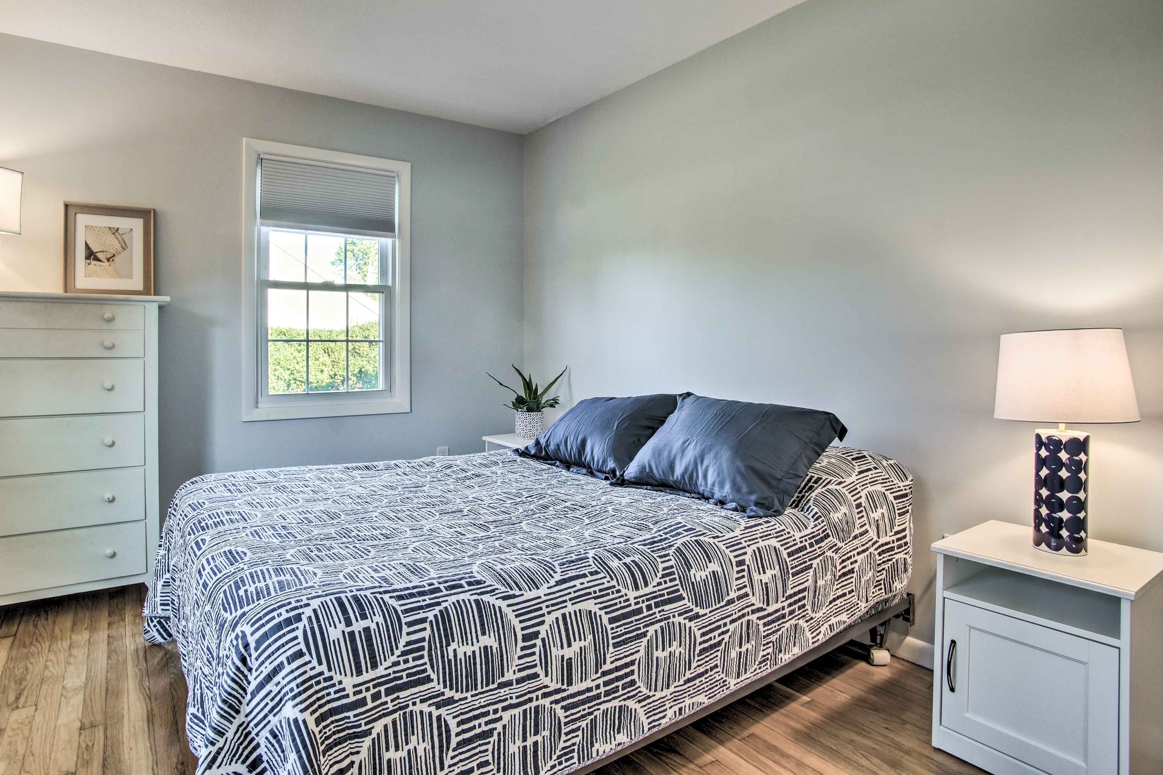 Bedroom 1 | Queen Bed
