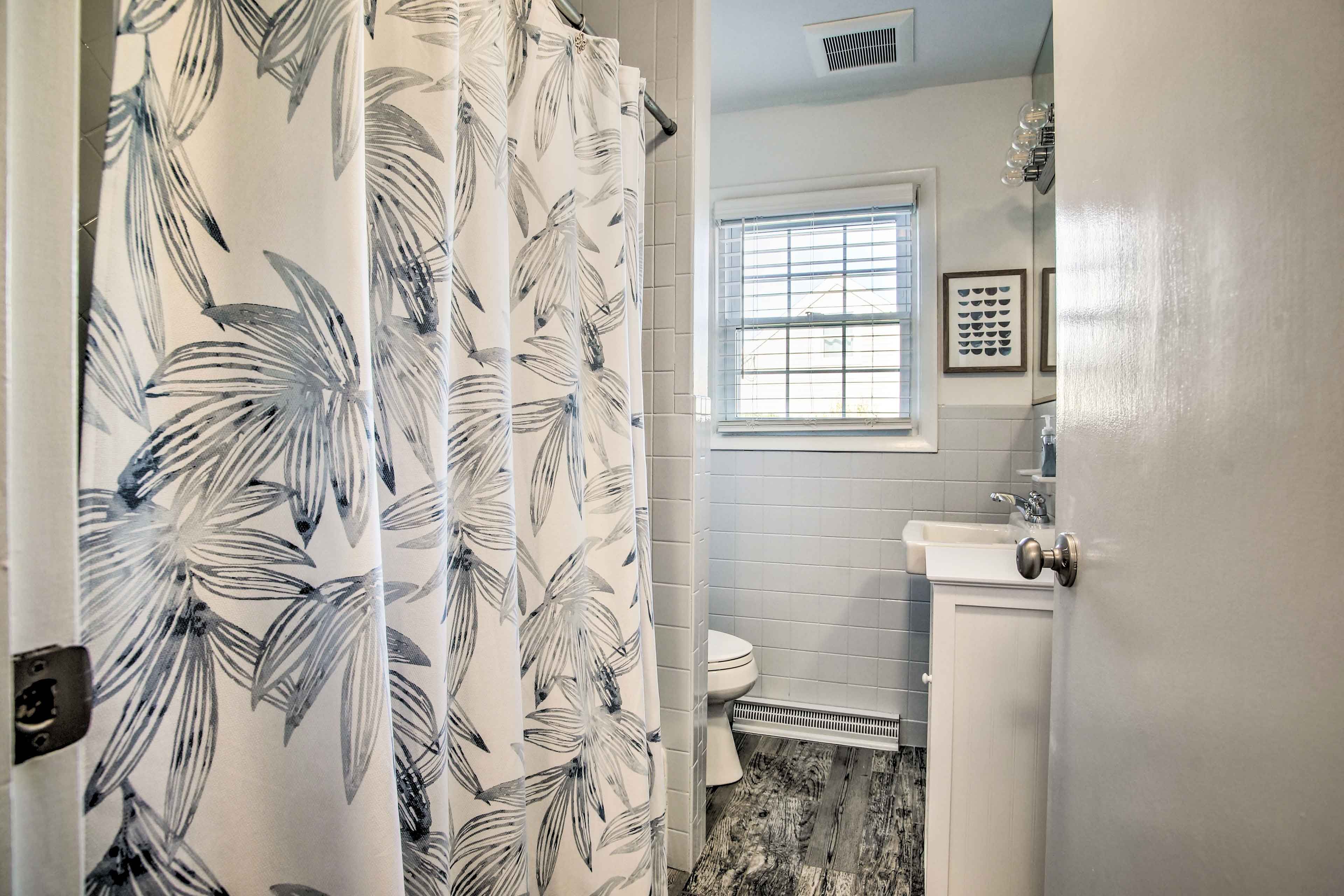 Full Bathroom | Towels & Linens | Complimentary Toiletries