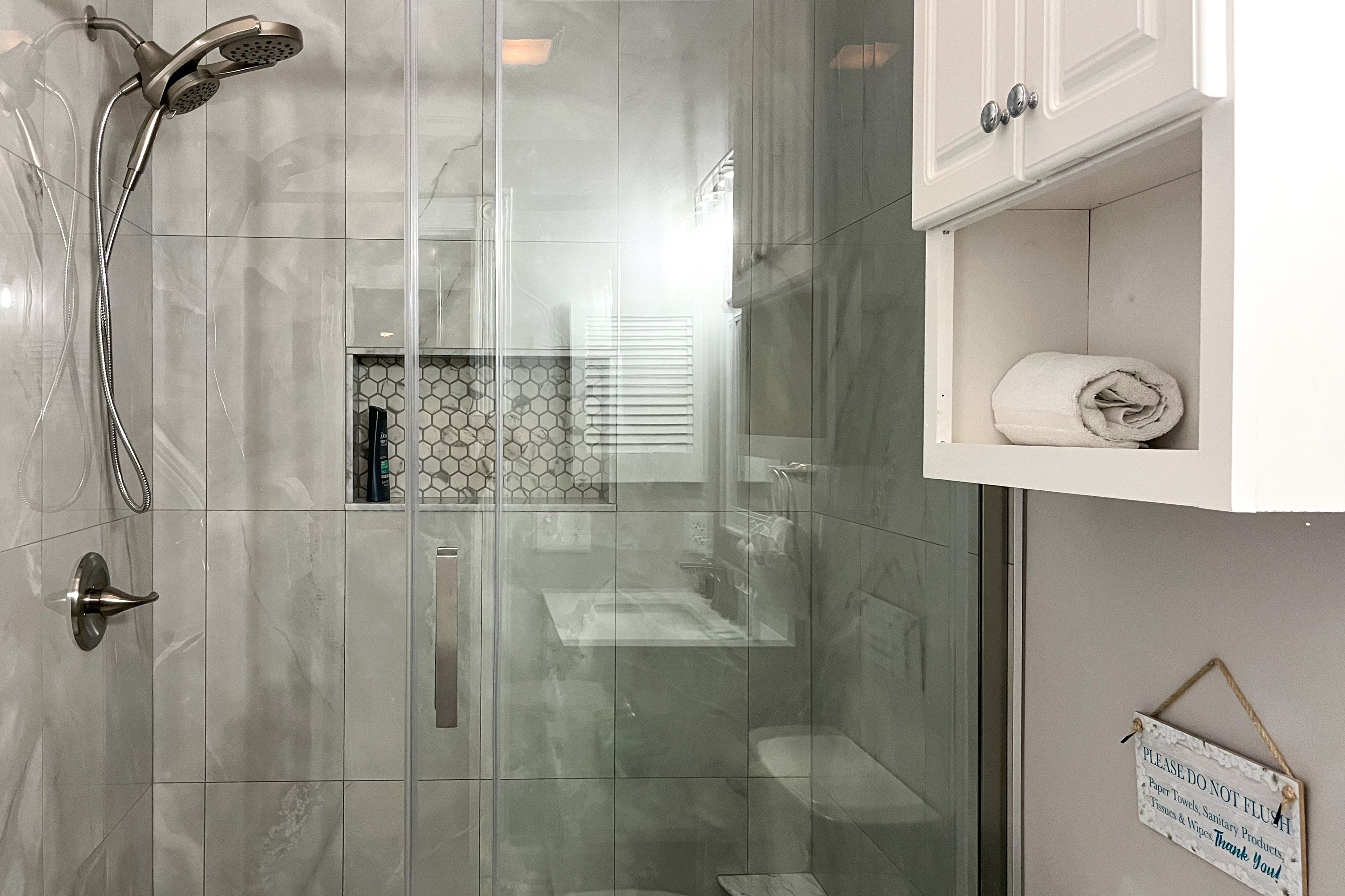 Full Bathroom | Towels Provided | Complimentary Toiletries