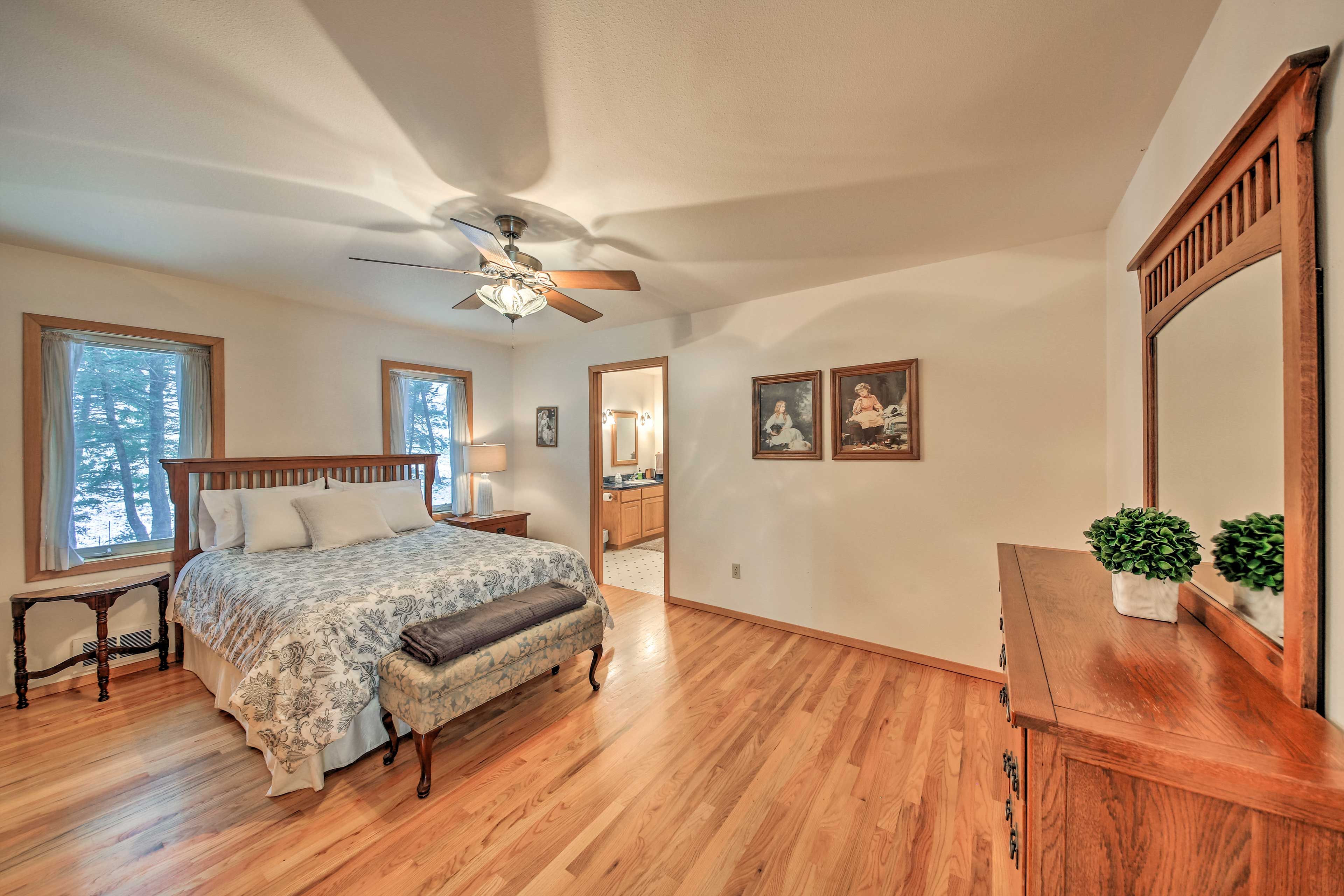 Bedroom 1 | Queen Bed | En-Suite Bathroom