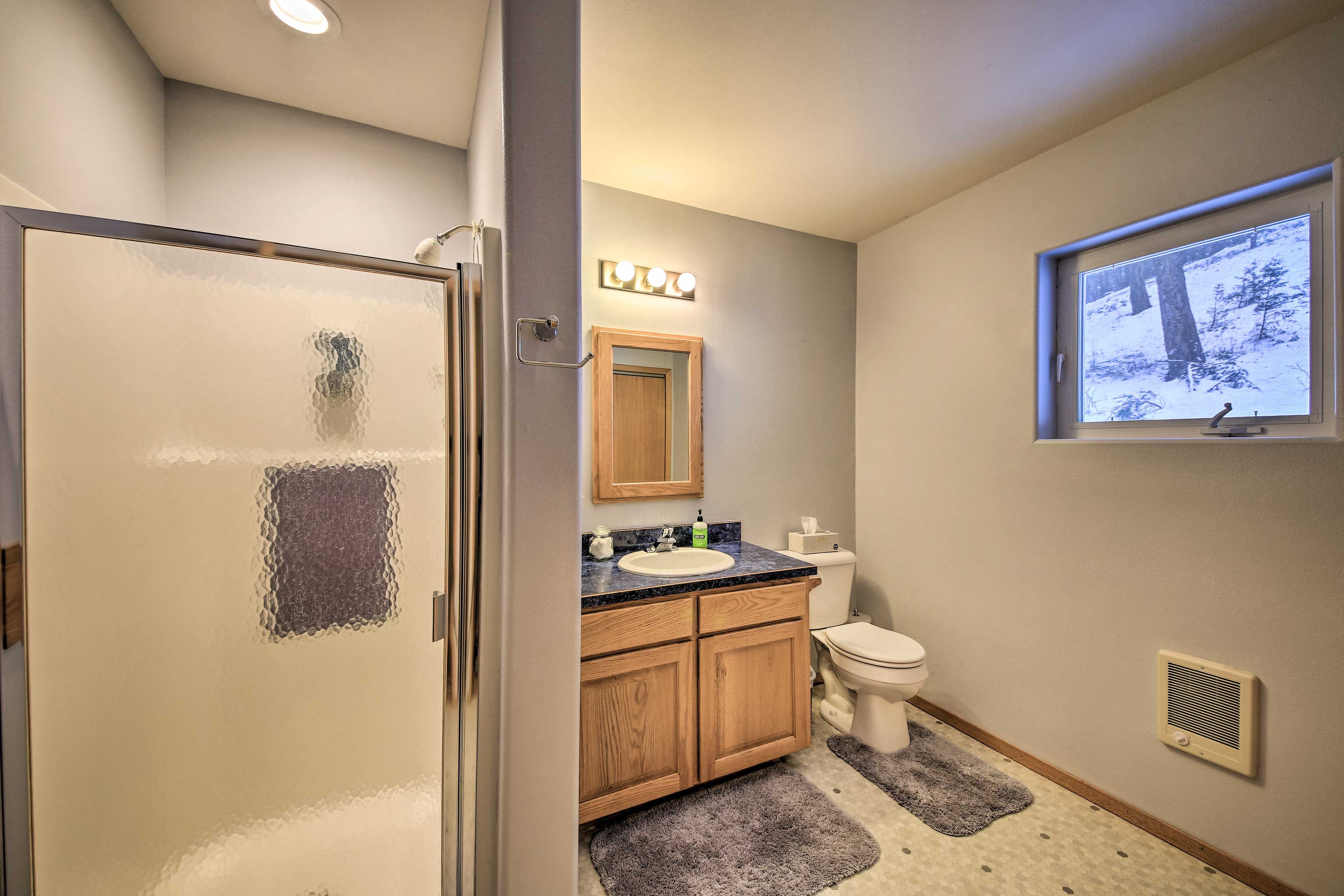 Full Bath | Complimentary Toiletries