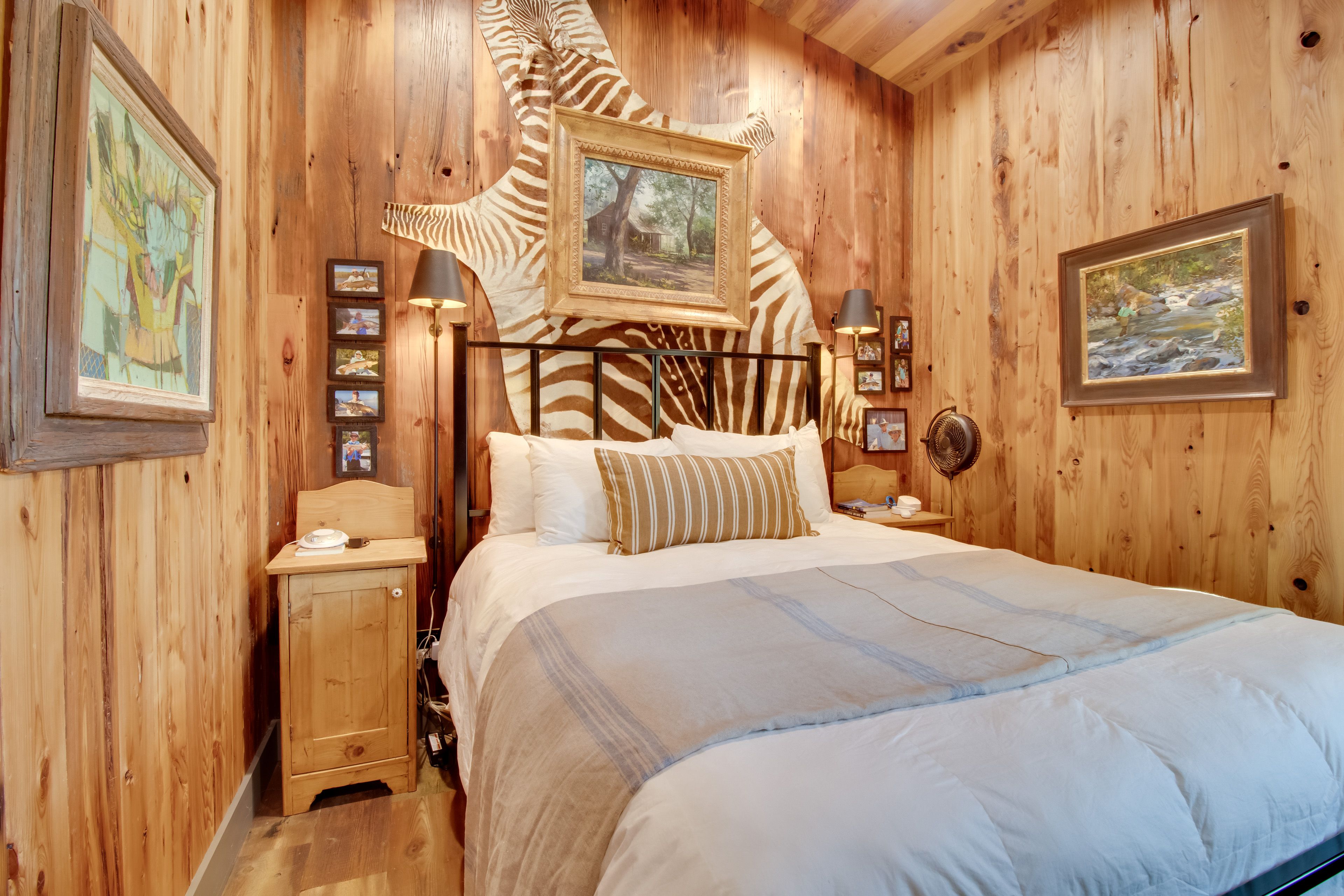 Bedroom | Queen Bed | Smart TV | Linens Provided