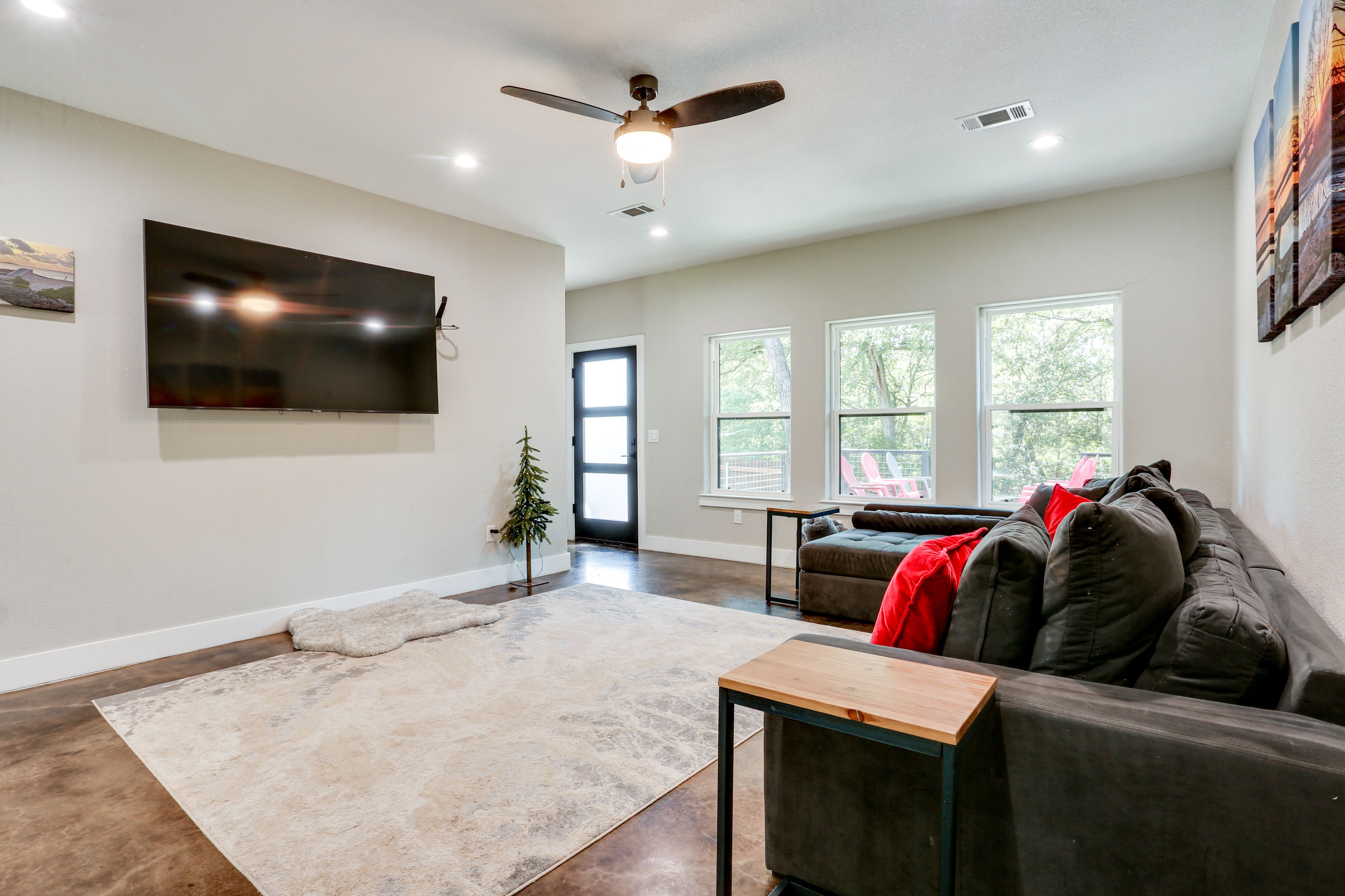 Living Room | Smart TV | Free WiFi | Single-Story Home