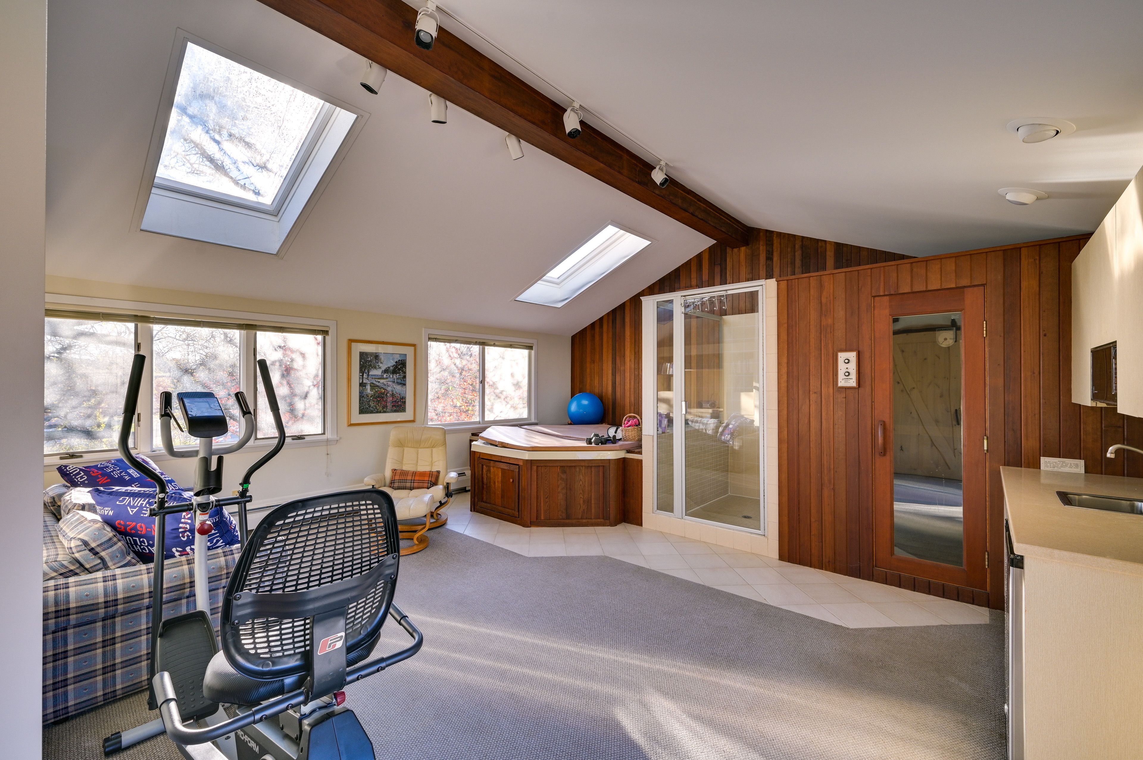 Home Gym | Sauna | Shower | Kitchenette | Microwave | Dishwasher