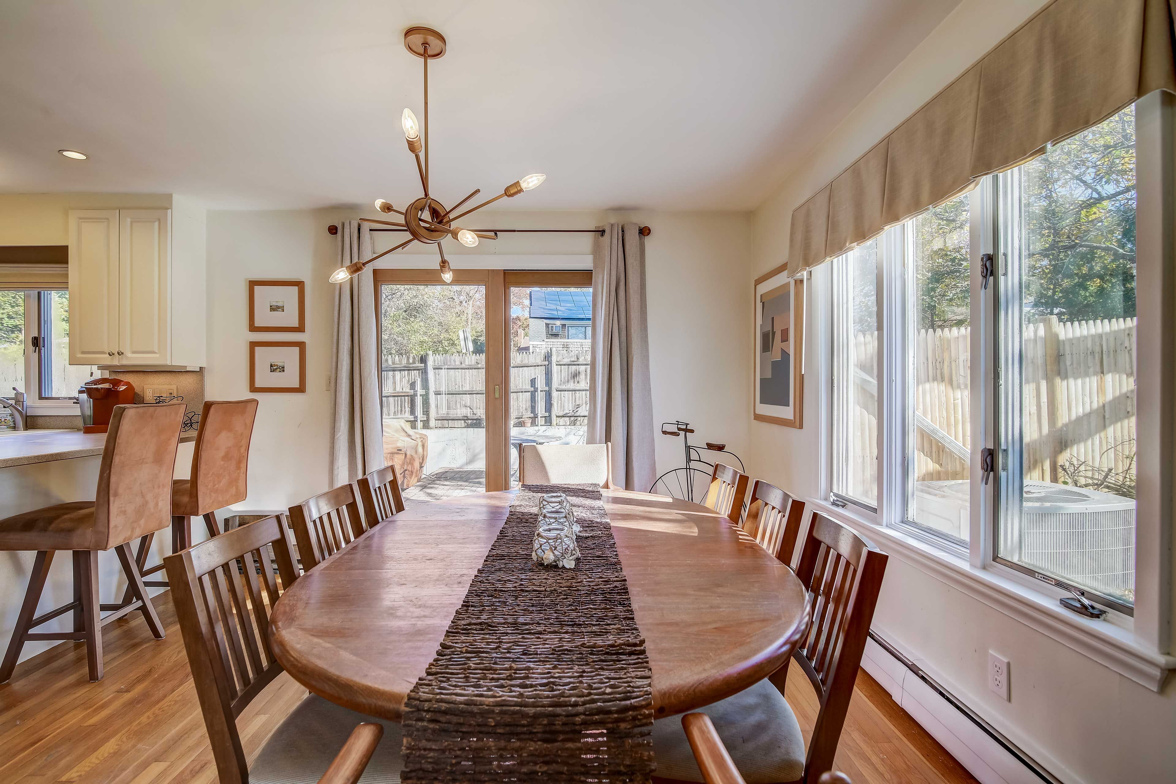Dining Table | Dishware & Flatware