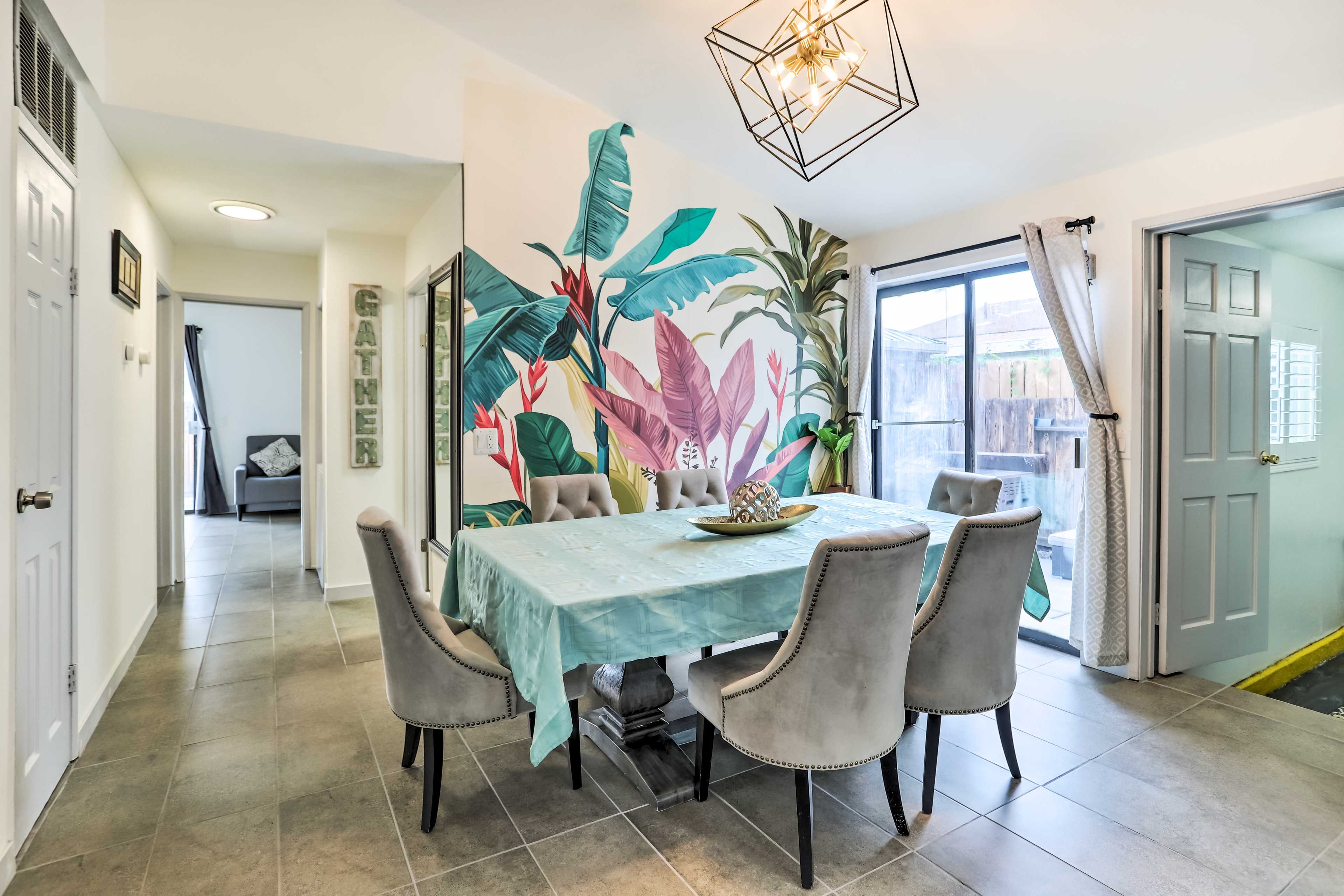 Dining Area | Dishware/Flatware Provided