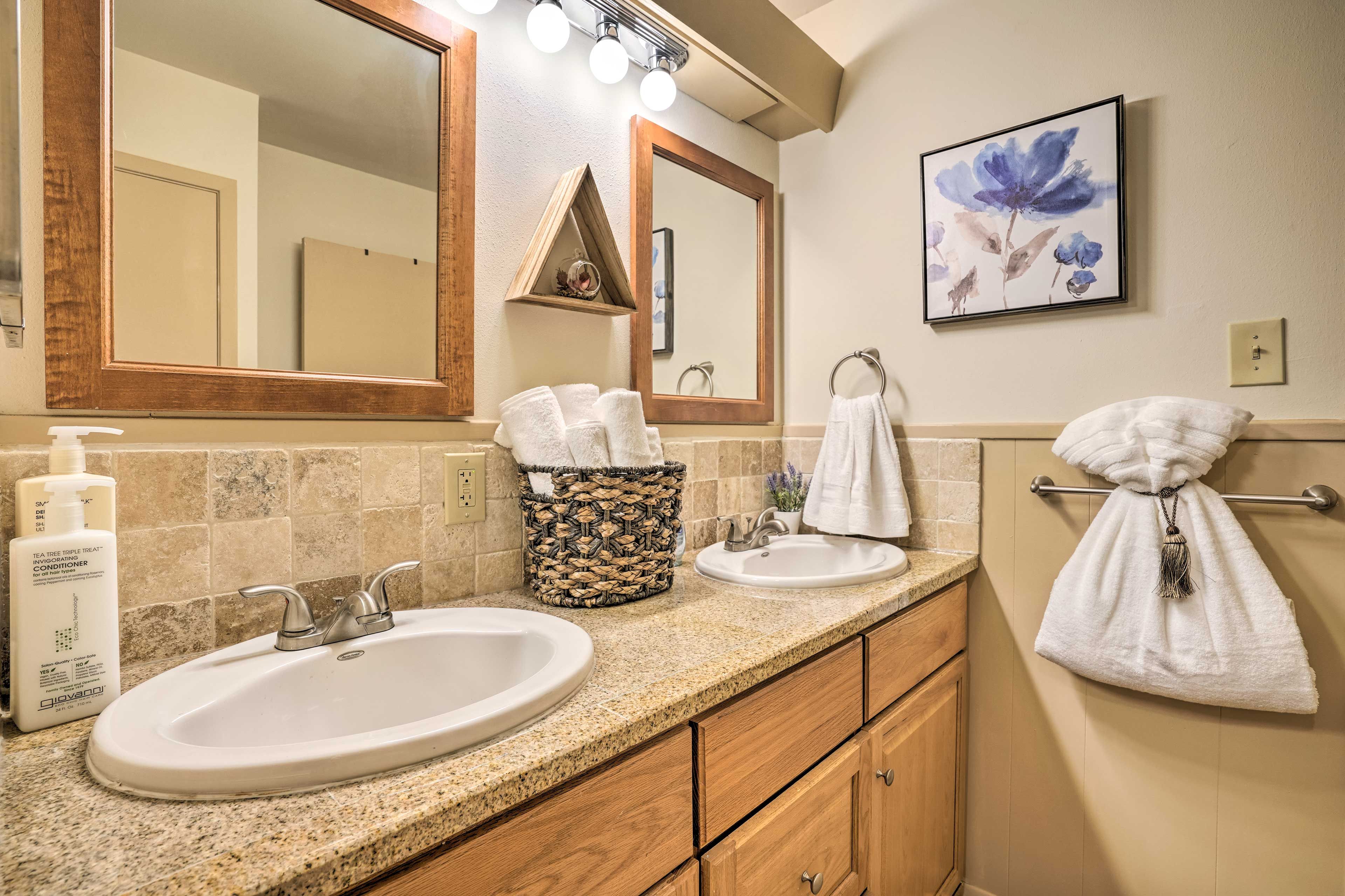 Full Bathroom | Complimentary Toiletries