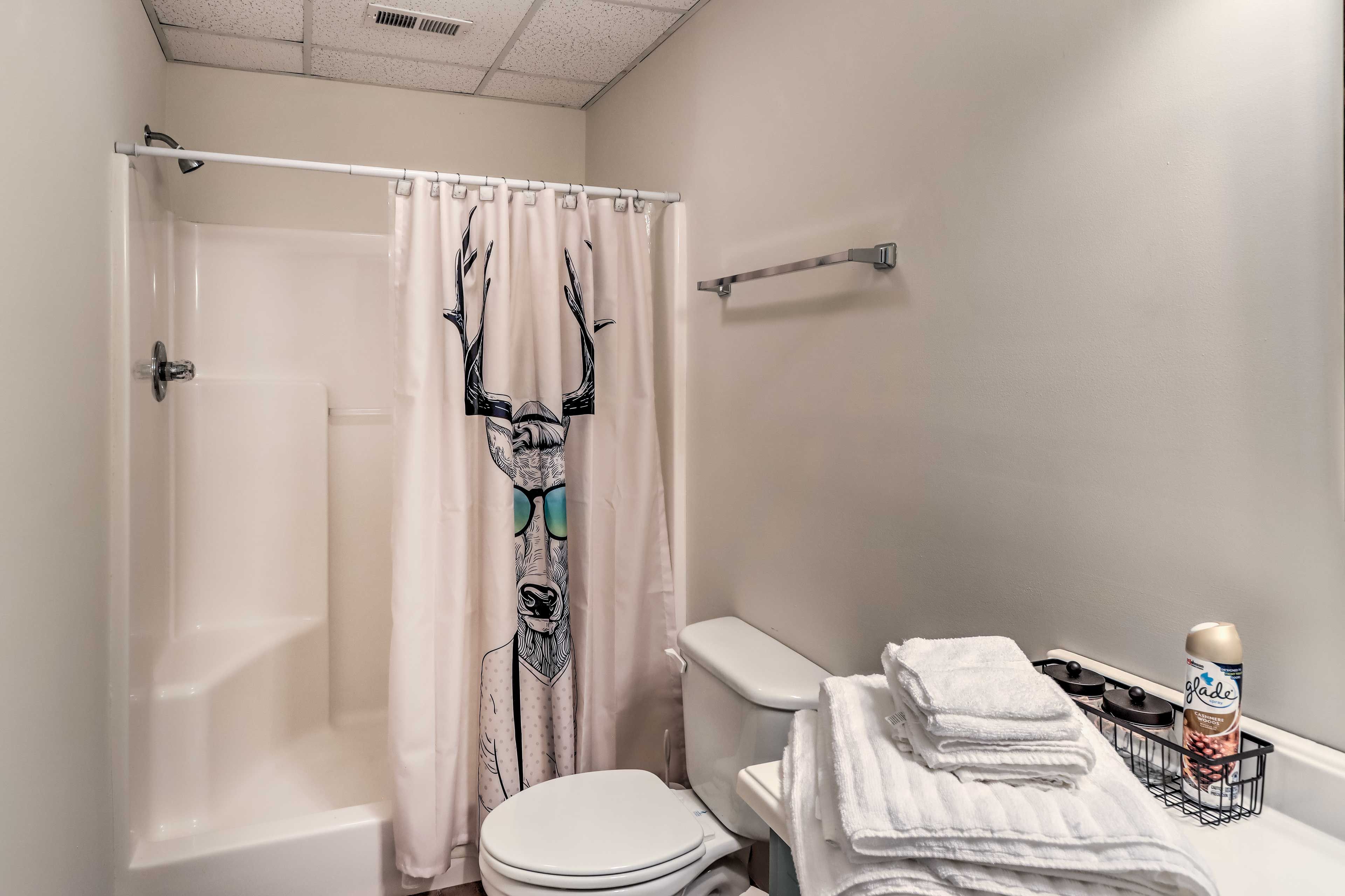 Full Bathroom | Lower Level | Linens & Towels