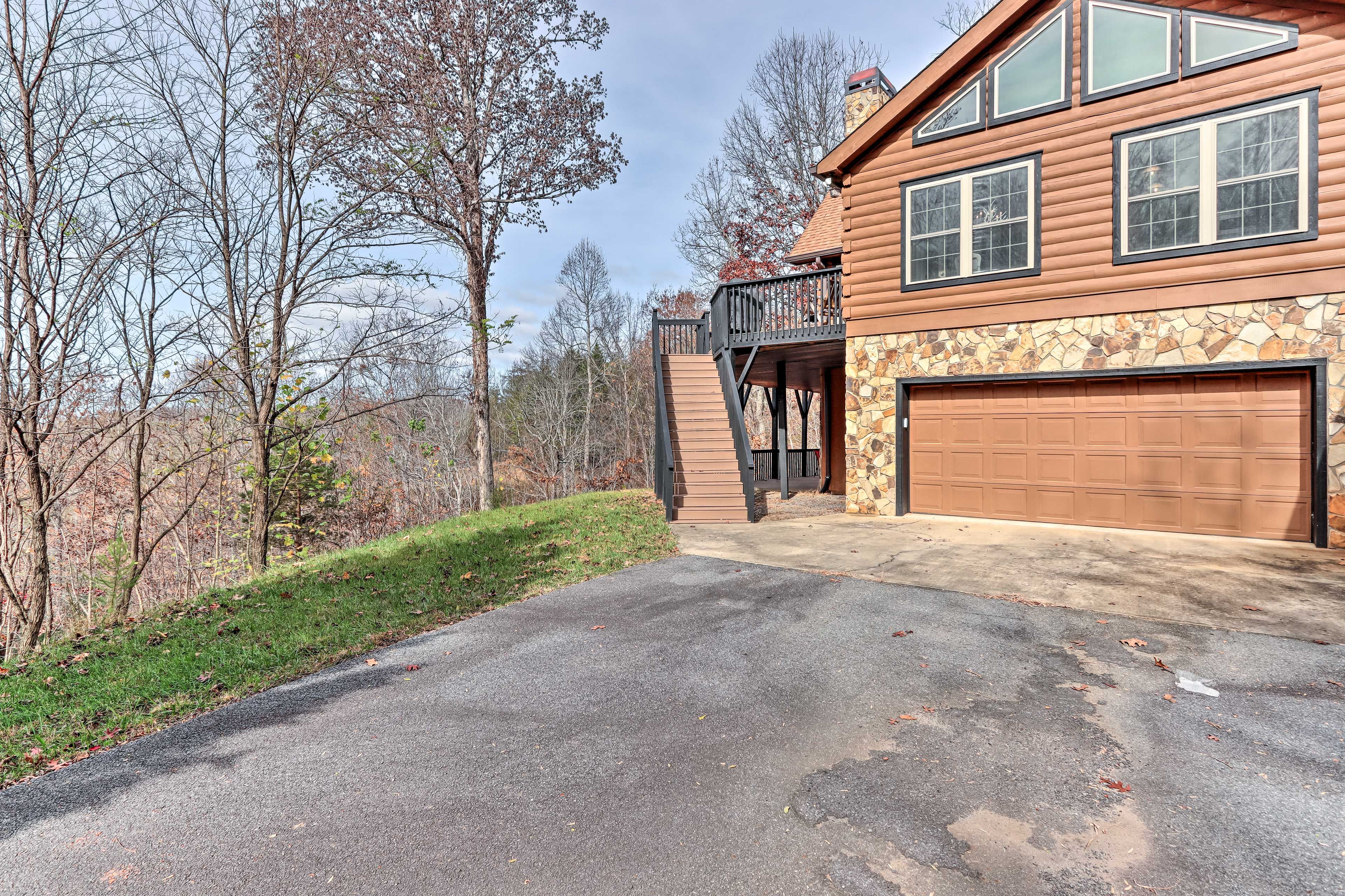 Parking | Driveway (3 Vehicles) | Exterior Camera (Facing Out)