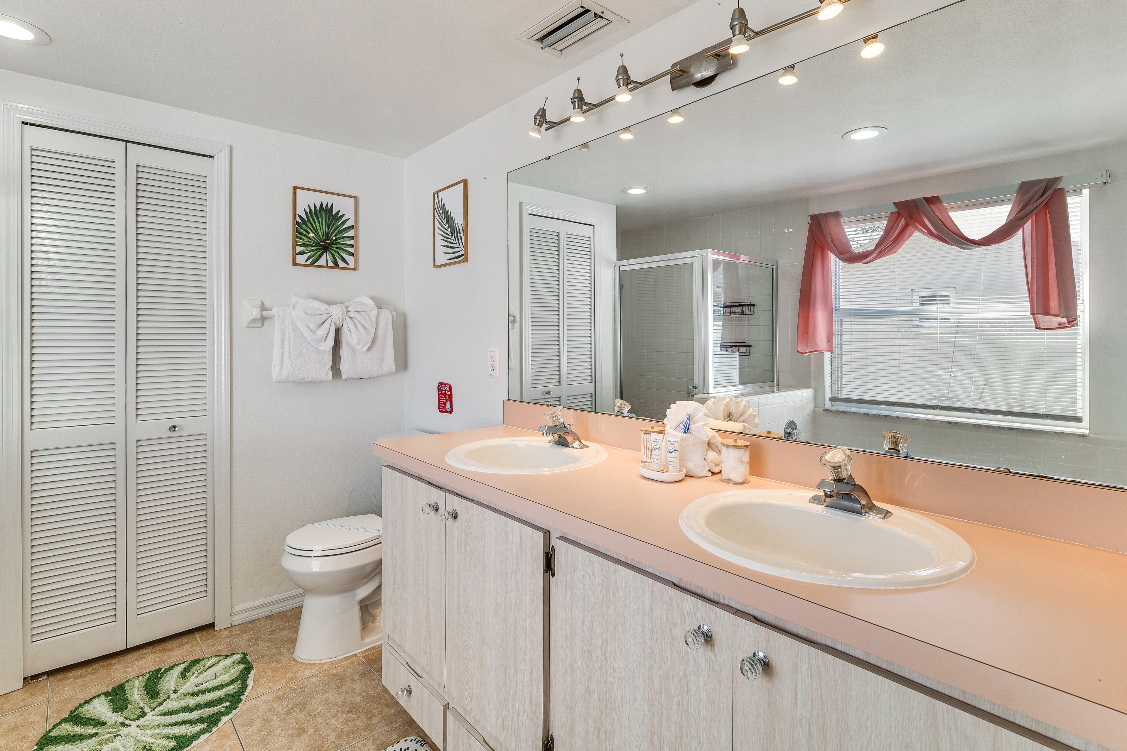 Full Bathroom | Complimentary Toiletries | 1st Floor