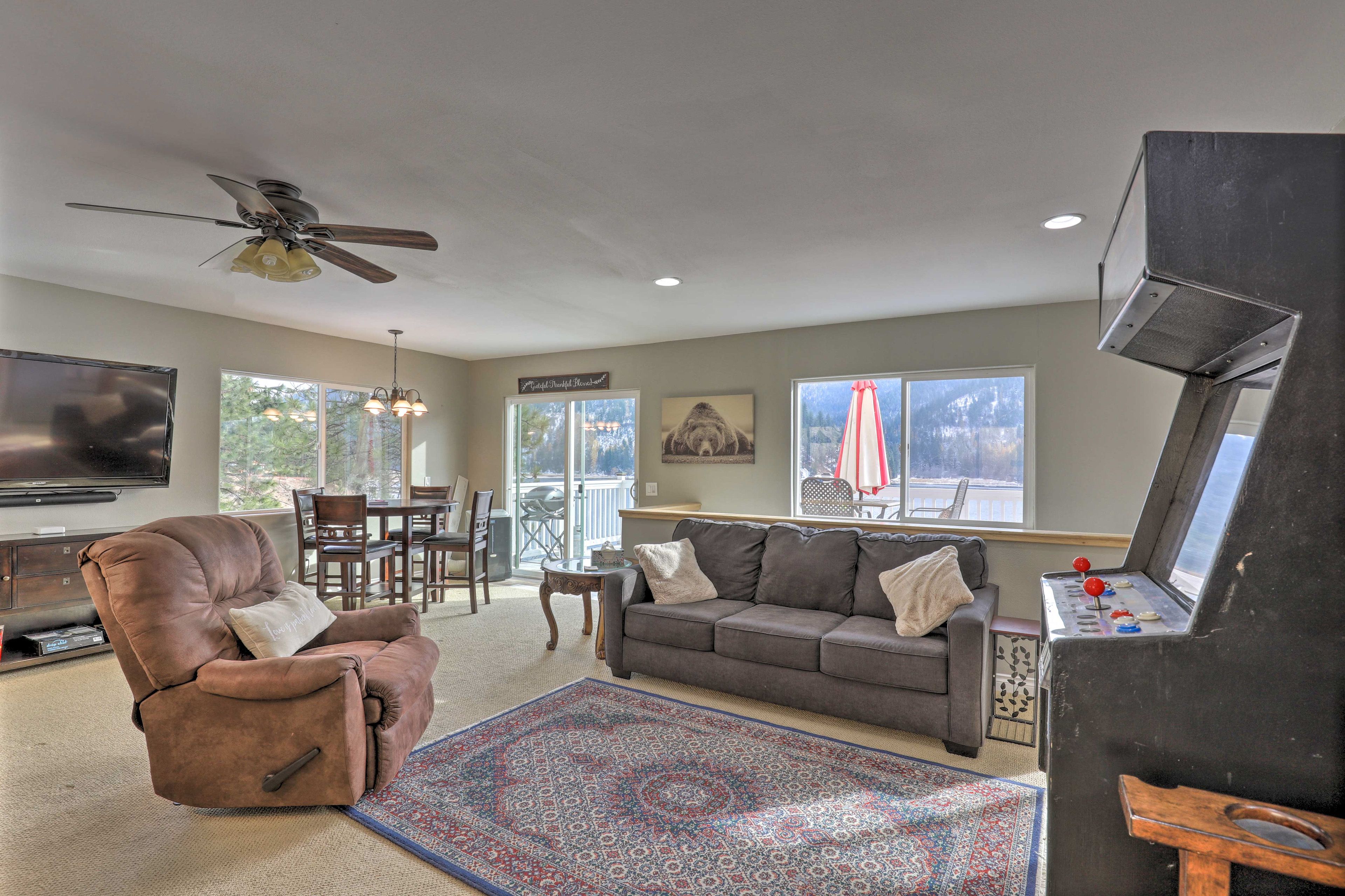 Living Room | Queen Sleeper Sofa | Free WiFi | Smart TV | Ping Pong & Pool Table
