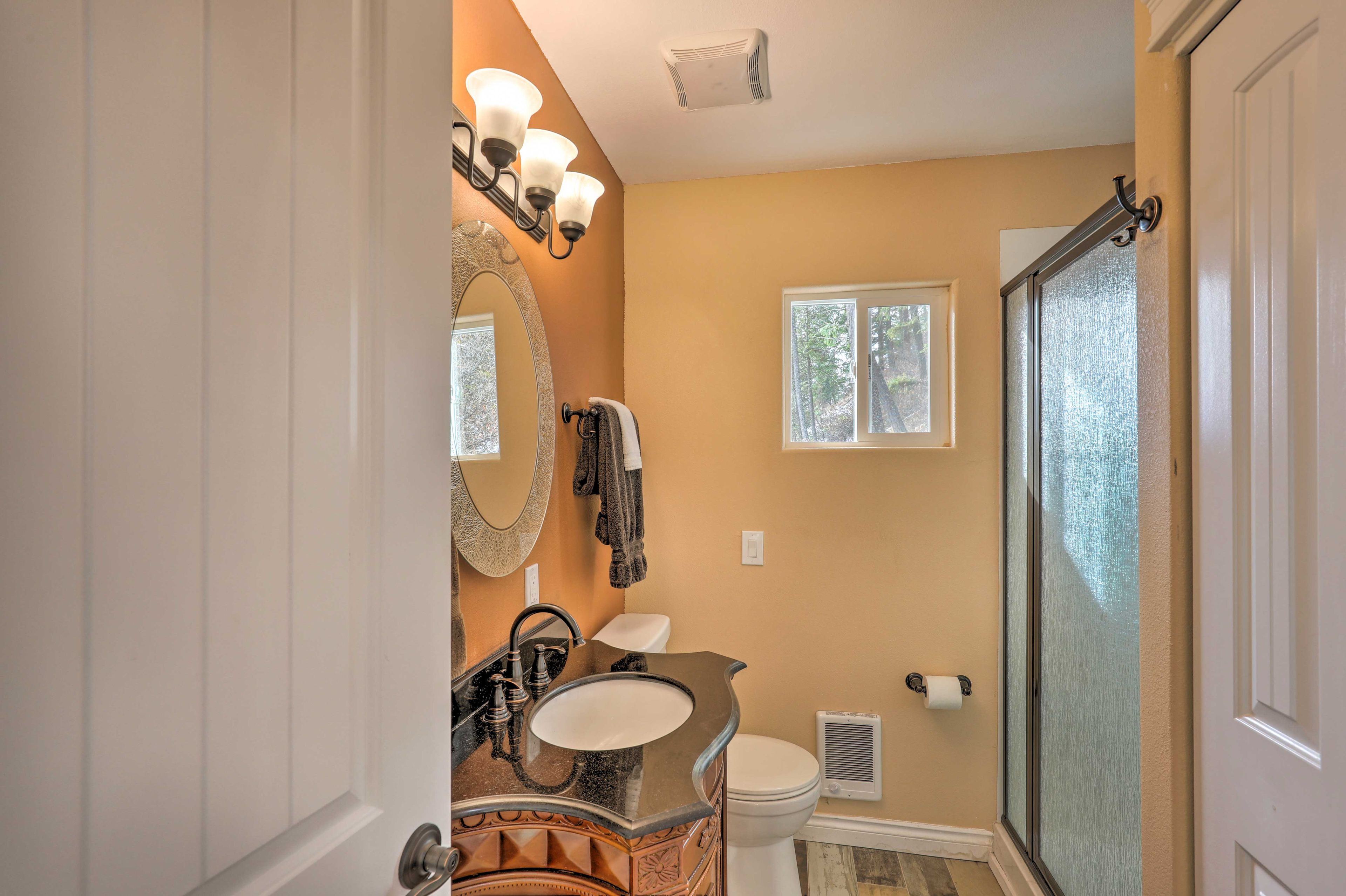 Full Bathroom | Complimentary Toiletries