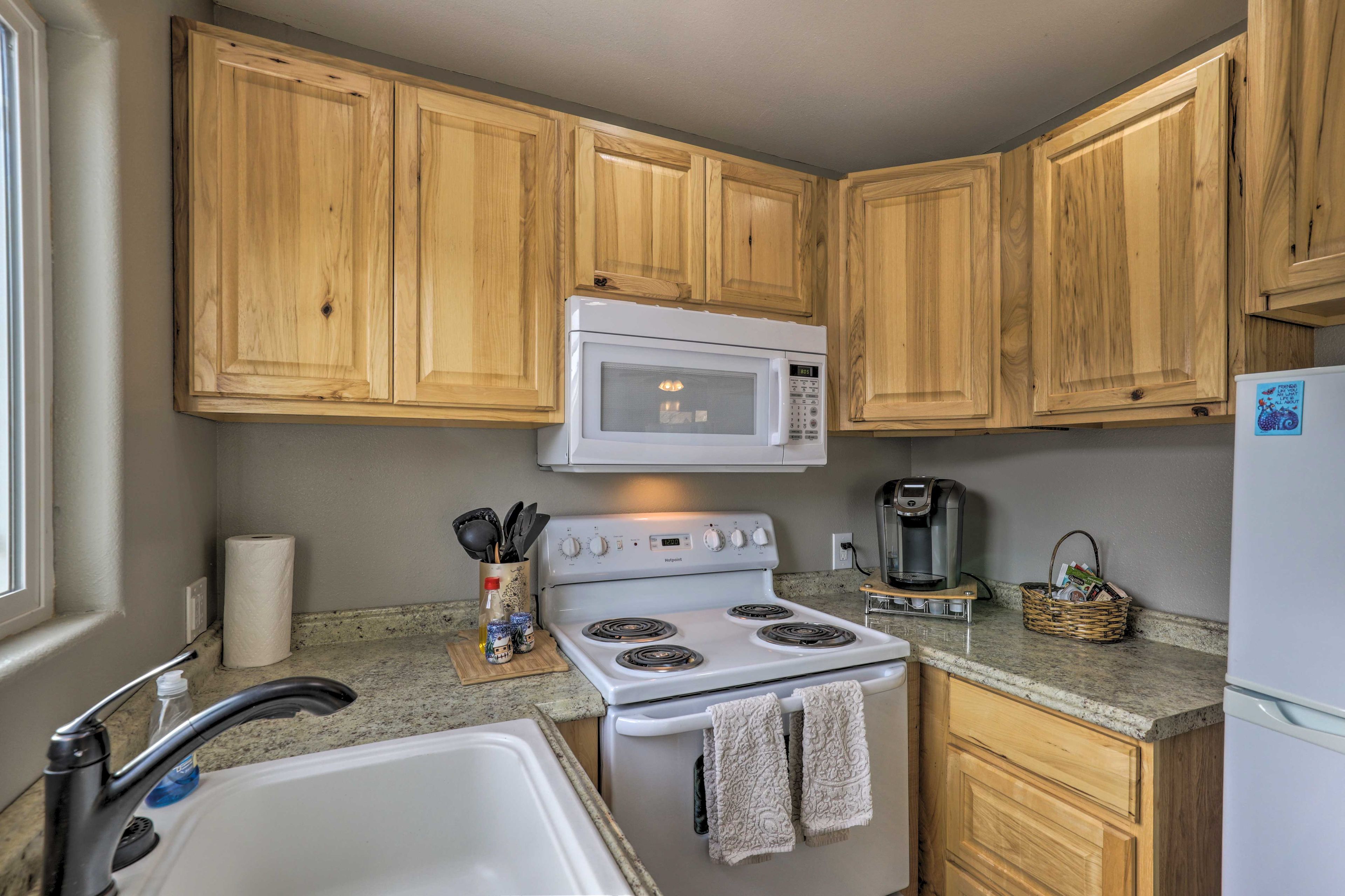 Kitchen | Keurig Coffee Maker | Trash Bags & Paper Towels Provided
