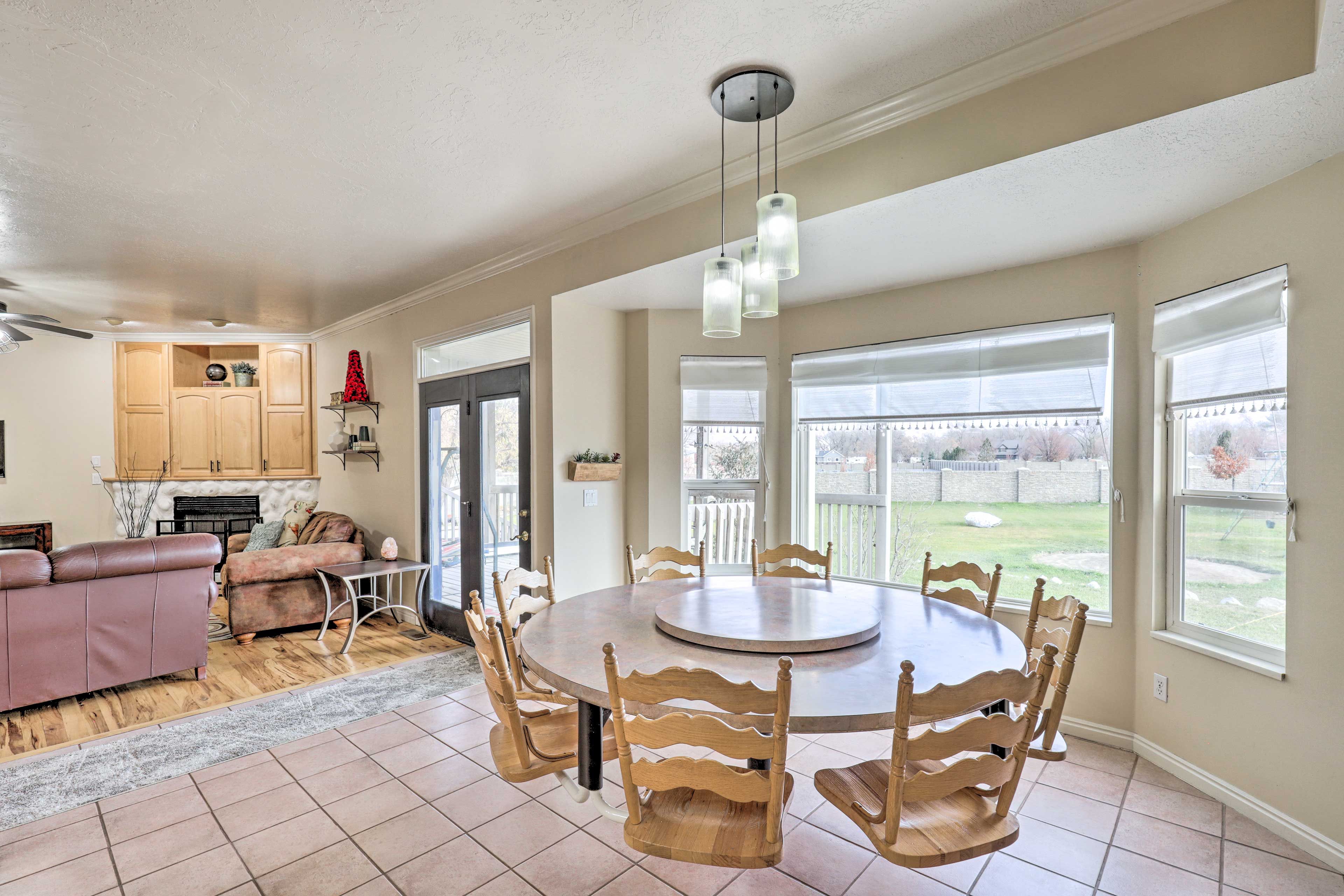 Dining Table | Dishware & Flatware