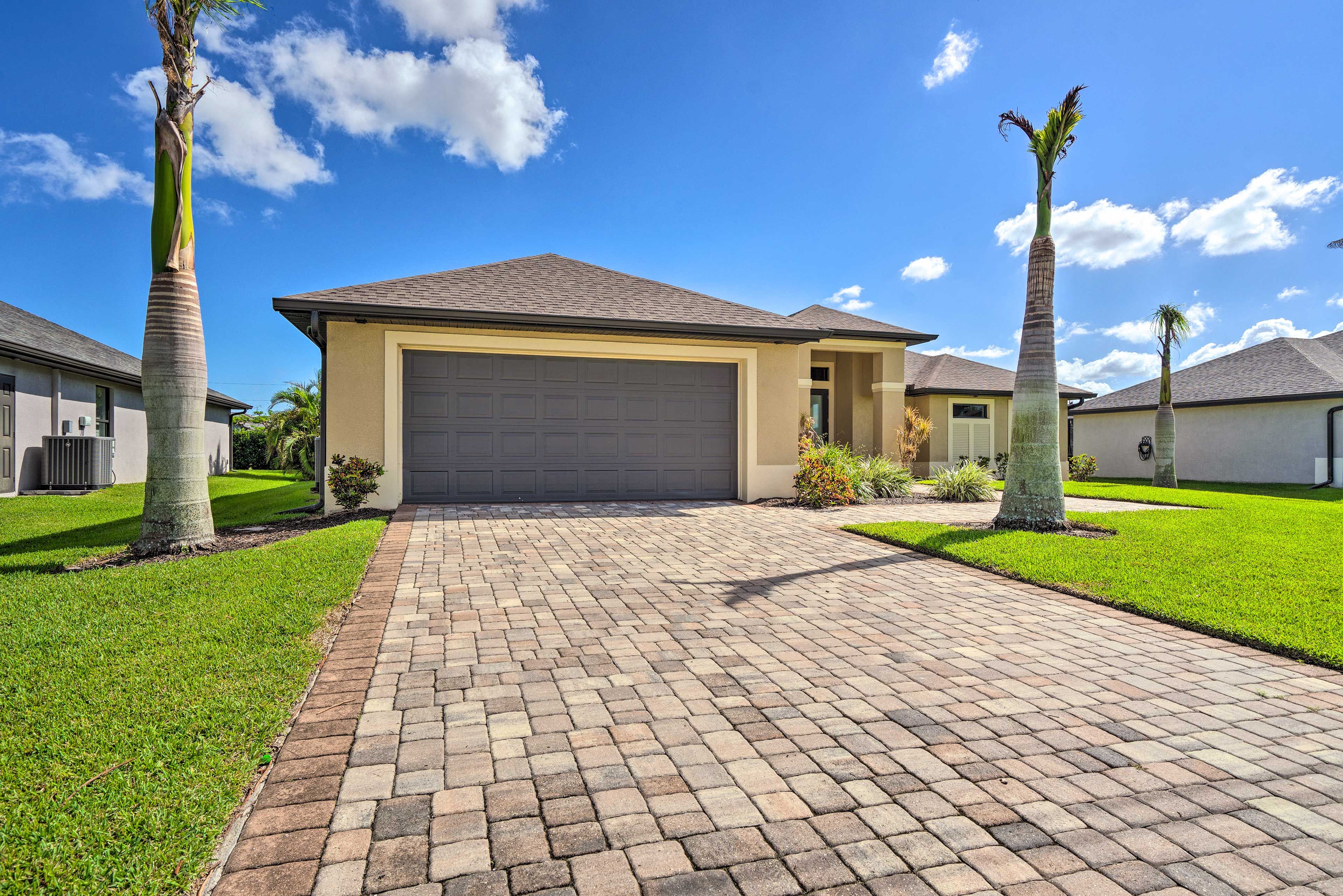 Parking | Driveway (2 Vehicles) | Garage (2 Vehicles)