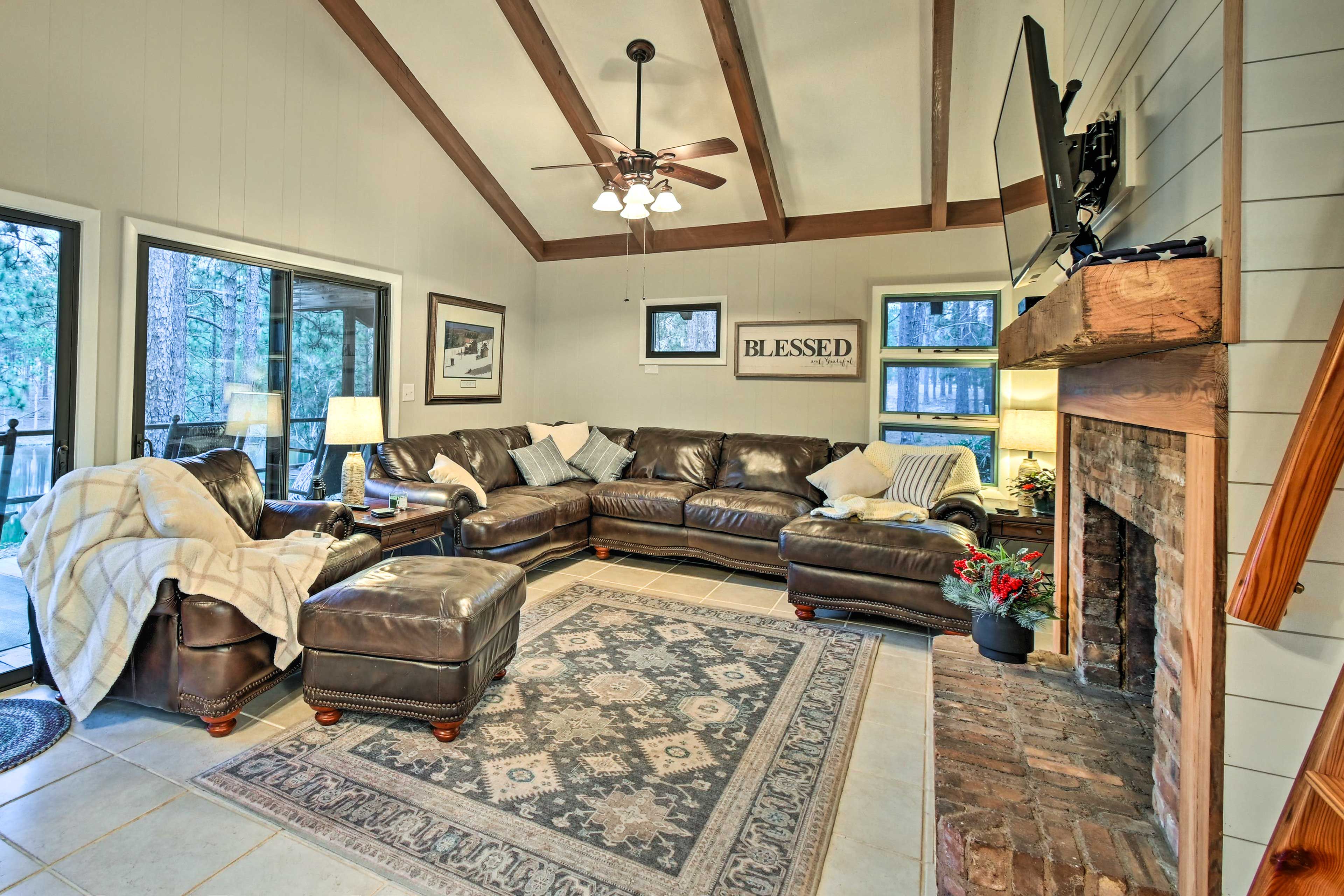 Living Room | Smart TV | Fireplace (Gas) | Free WiFi (High Speed)