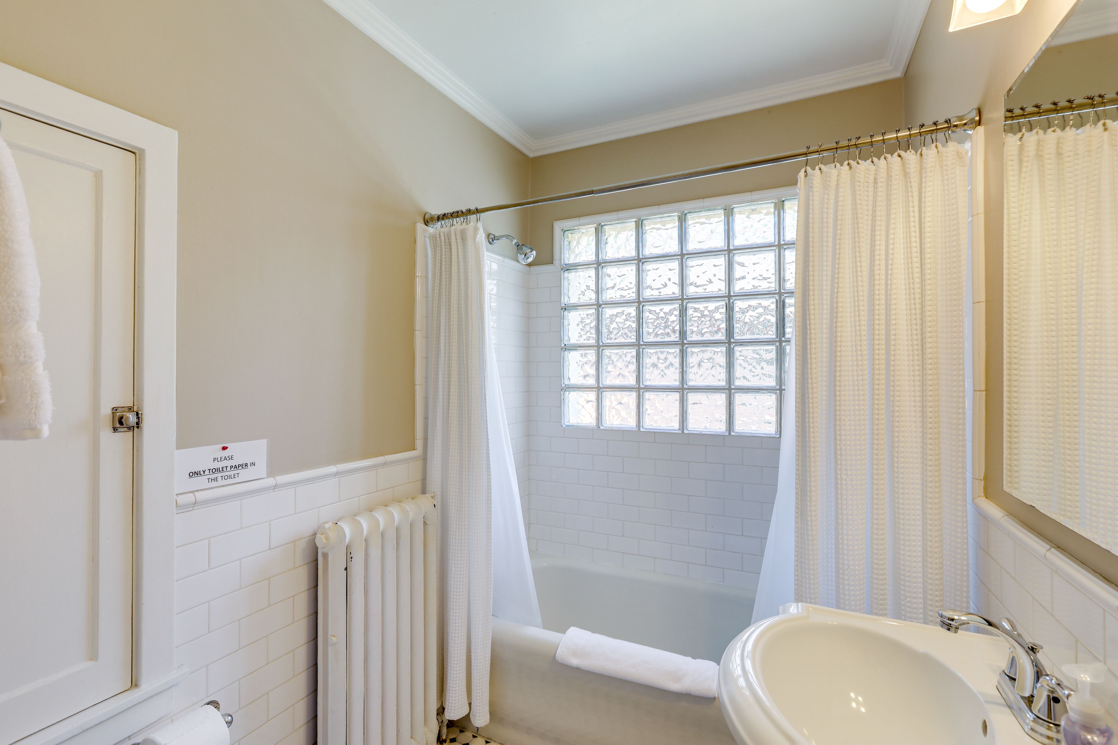 Full Bathroom | Towels Provided