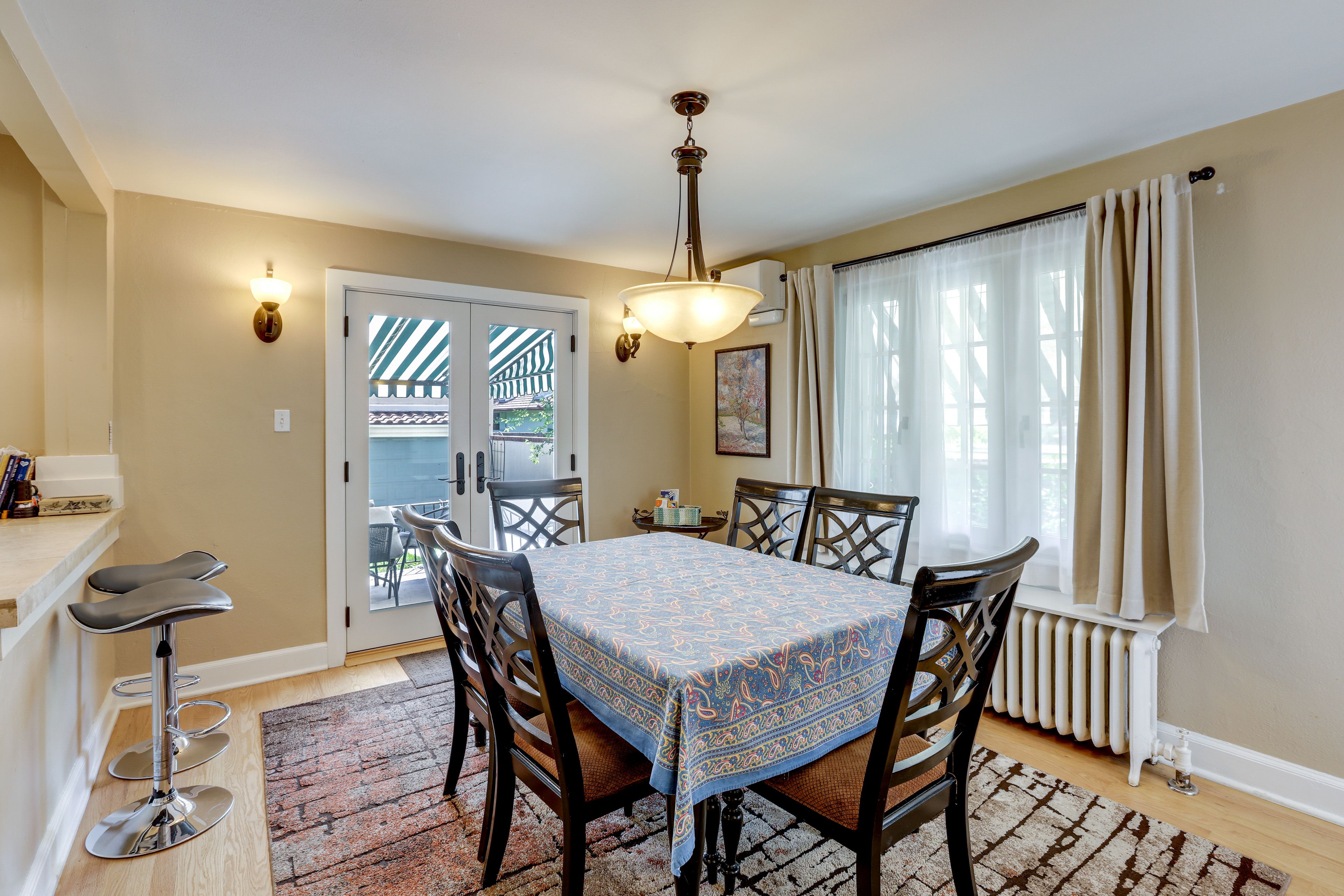 Dining Area | Dishware & Flatware Provided