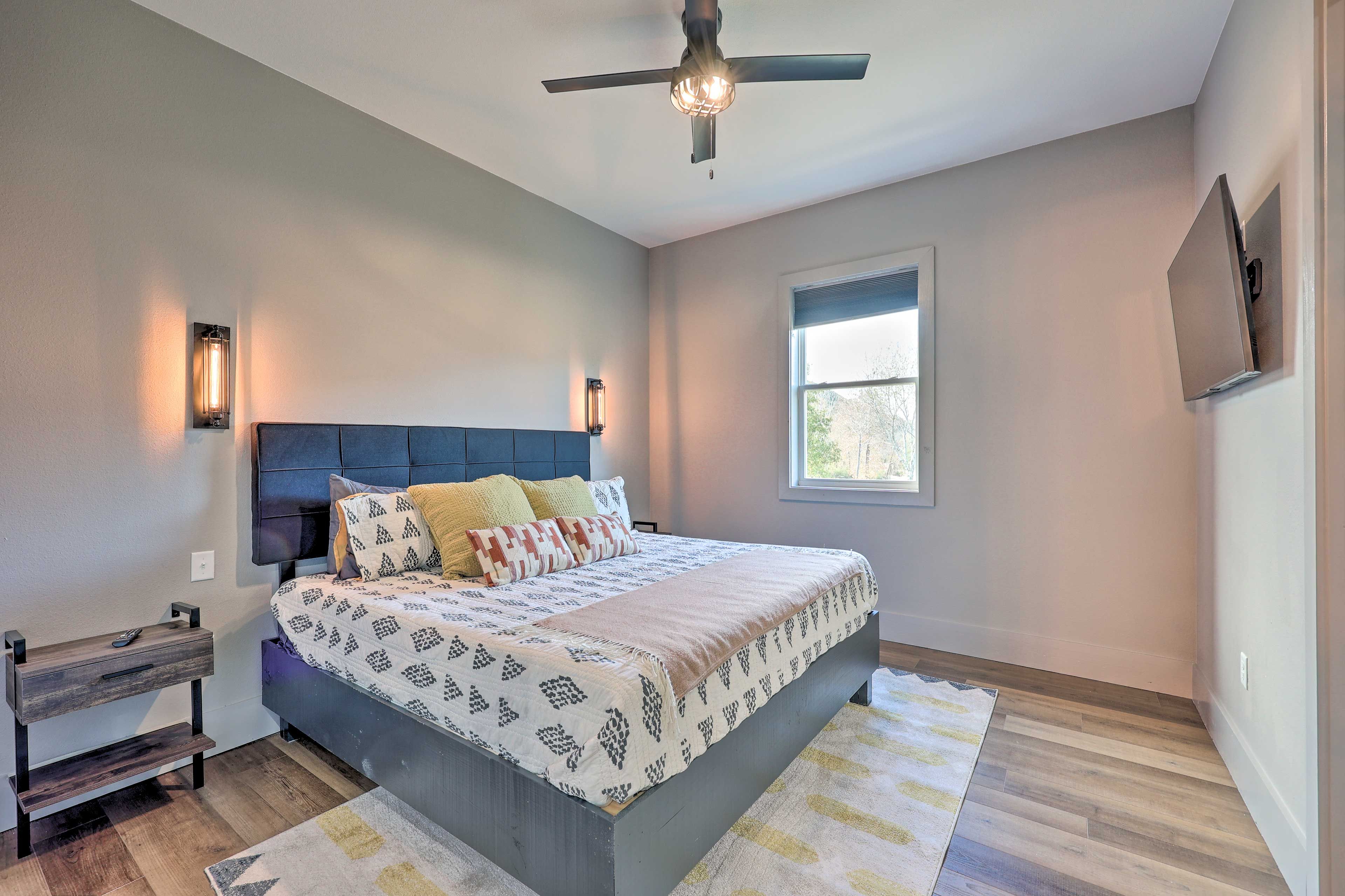 Bedroom 4 | King Bed | Smart TV | En-Suite Bathroom