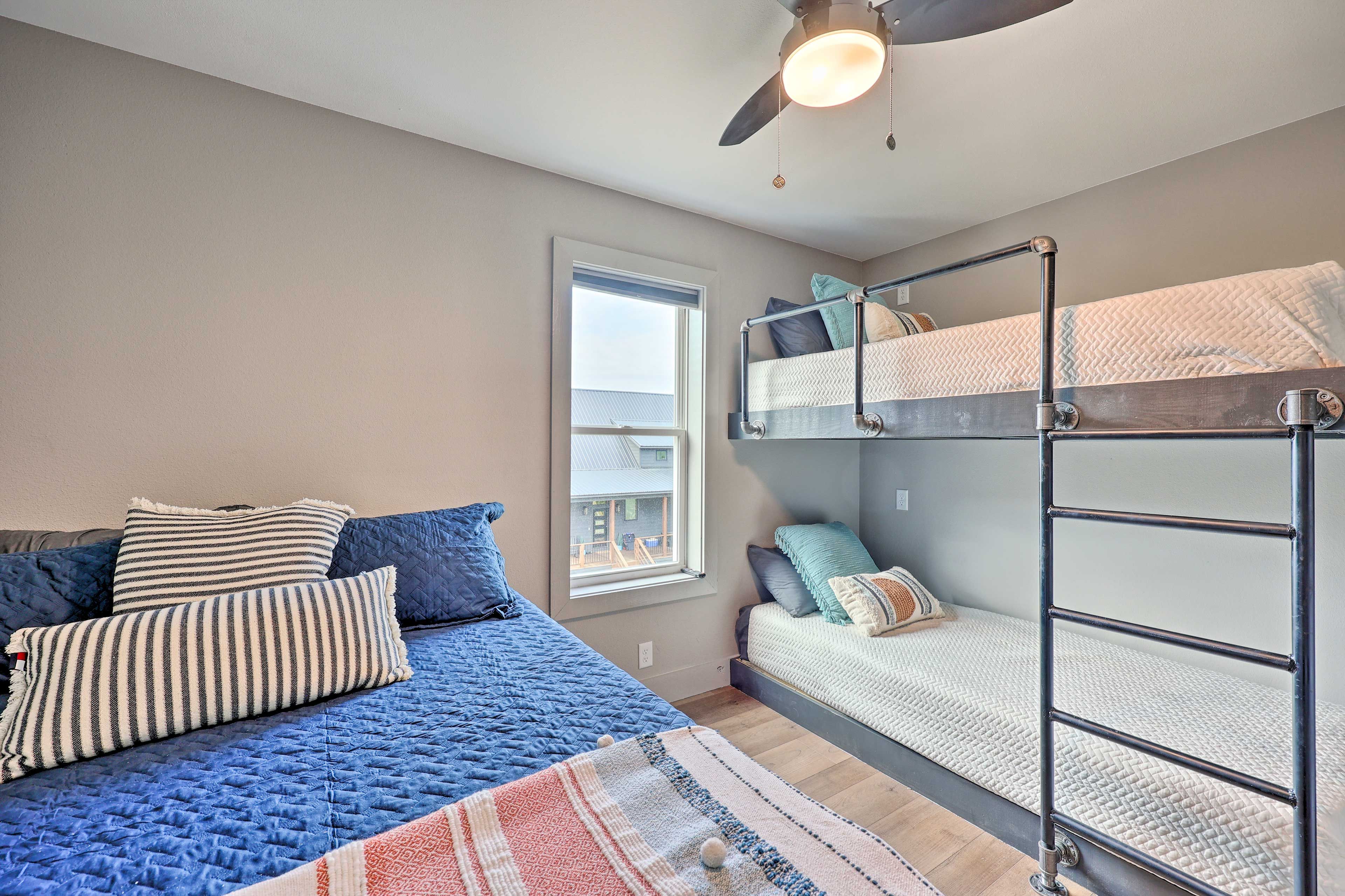 Bedroom 7 | King Bed | Twin Bunk Bed | Smart TV