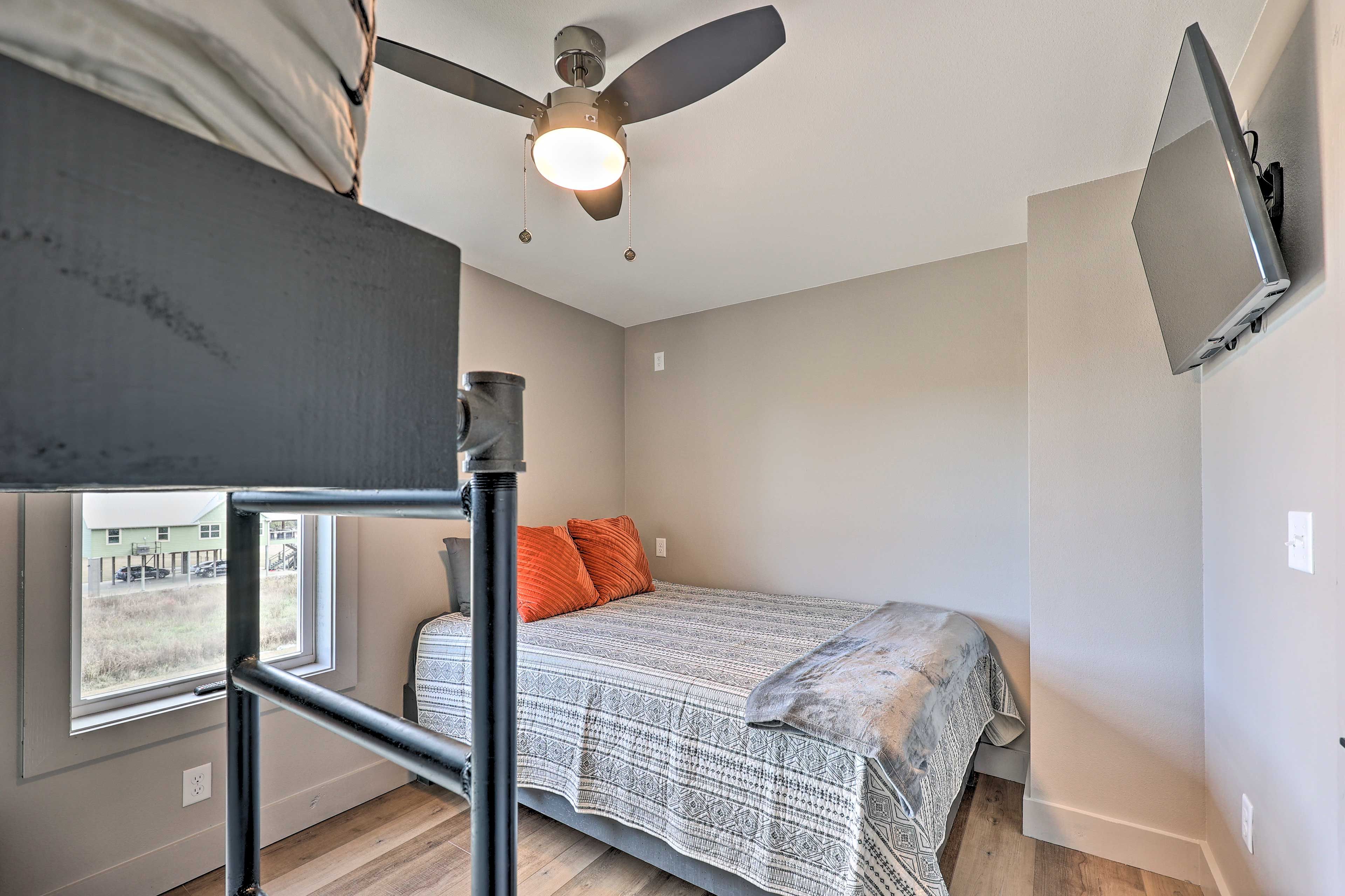 Bedroom 3 | Queen Bed | Full Bunk Bed | Smart TV