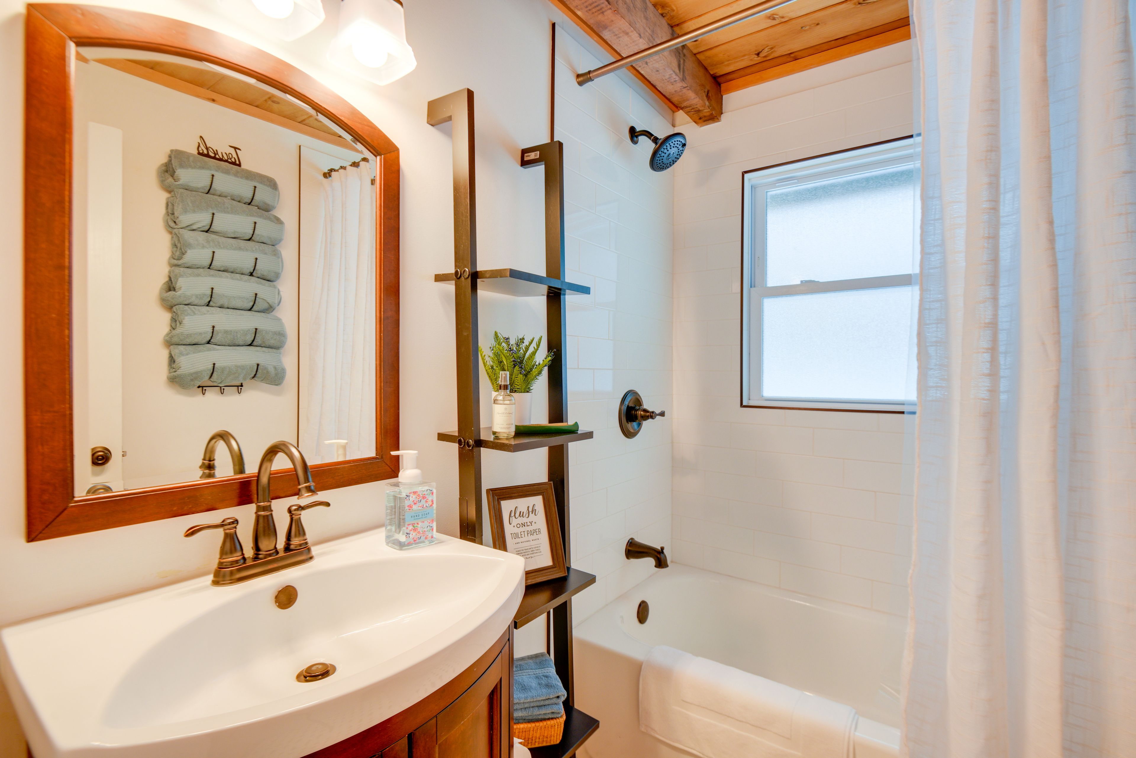 Full Bathroom | 1st Floor | Towels Provided | Complimentary Toiletries