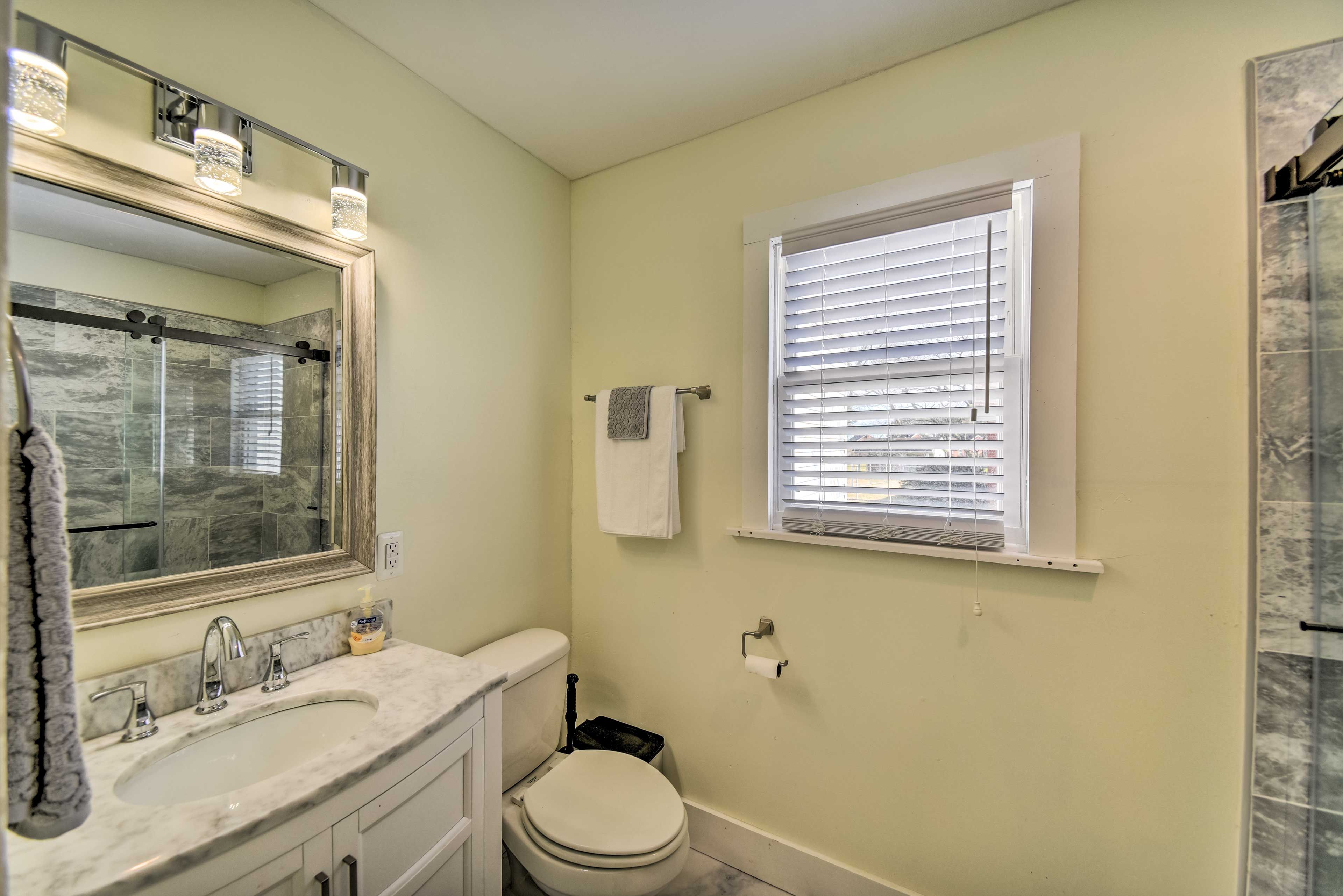 Full Bathroom | Complimentary Toiletries | Towels Provided