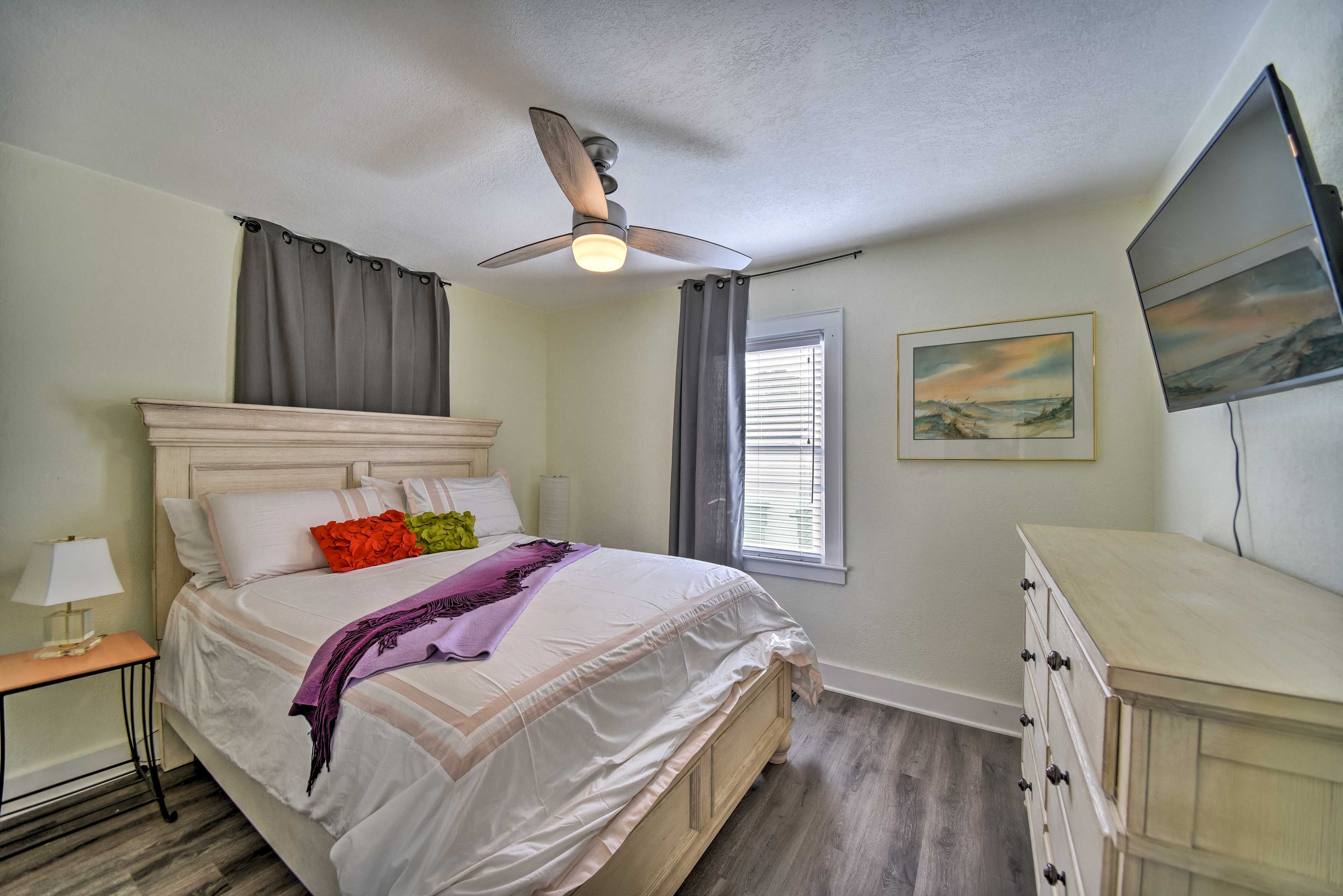 Bedroom 2 | Queen Bed | Smart TV